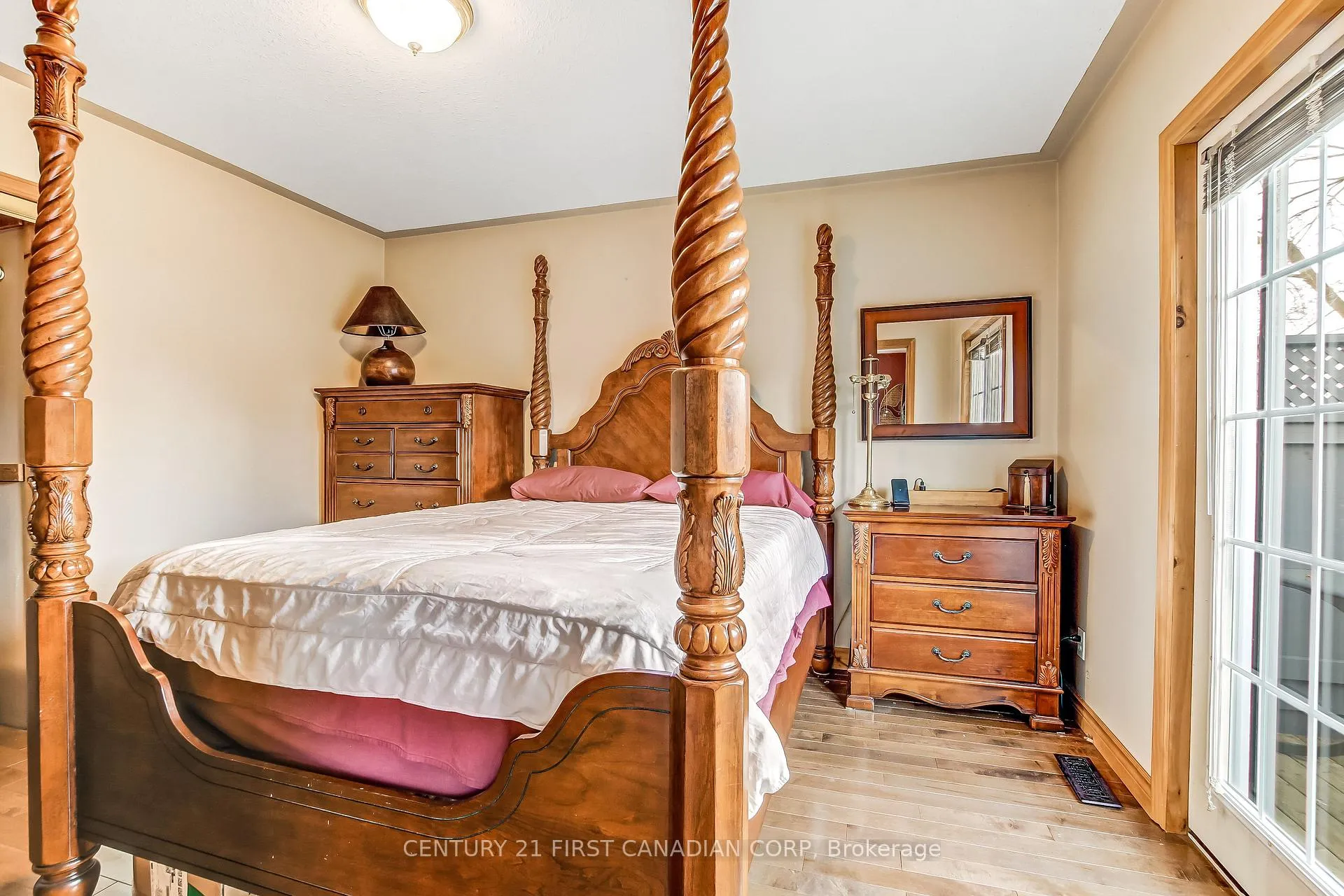 Photo 11 of 114 Connaught Avenue, London, East G — HOMEH