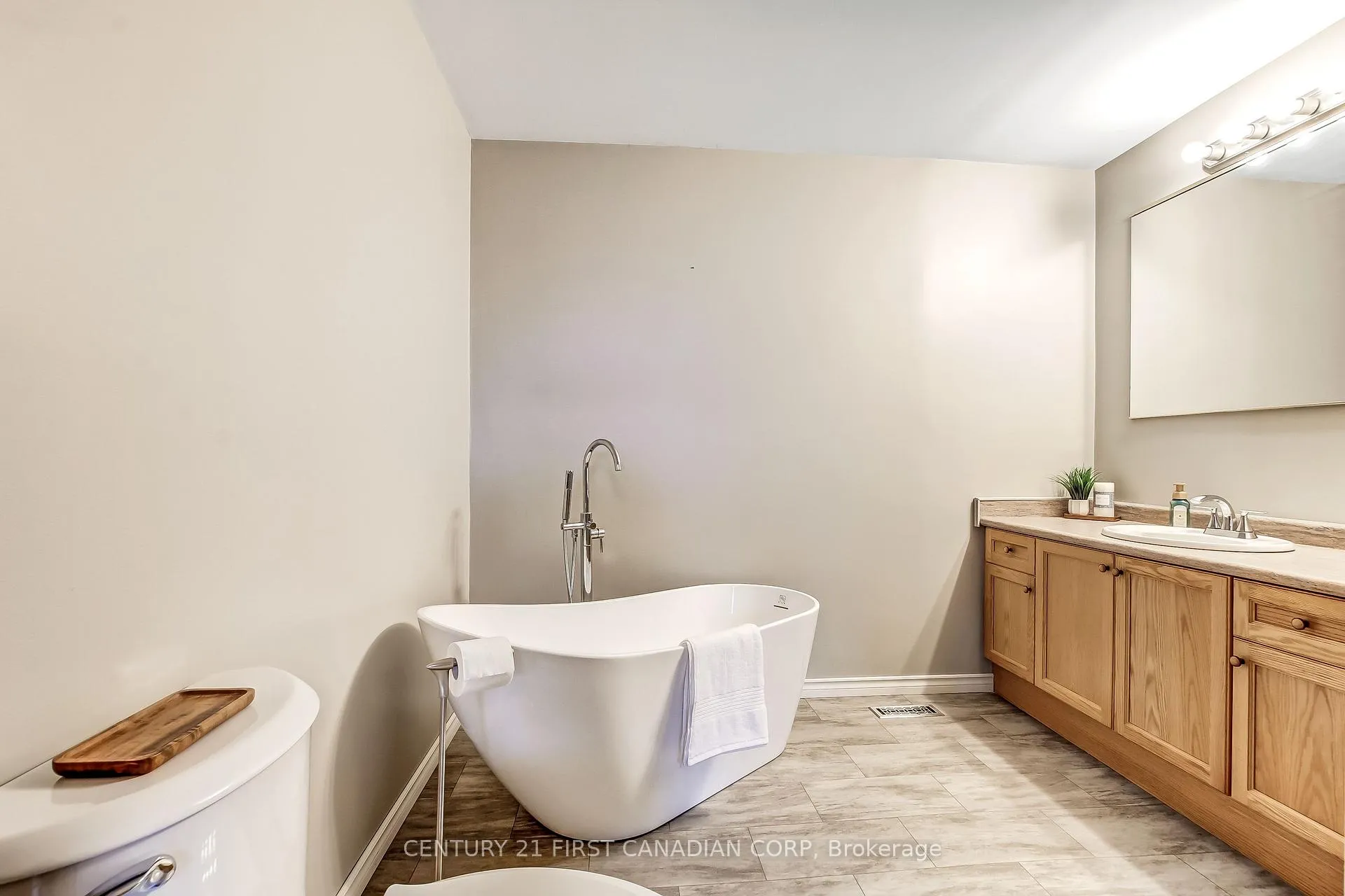 Photo 13 of 114 Connaught Avenue, London, East G — HOMEH
