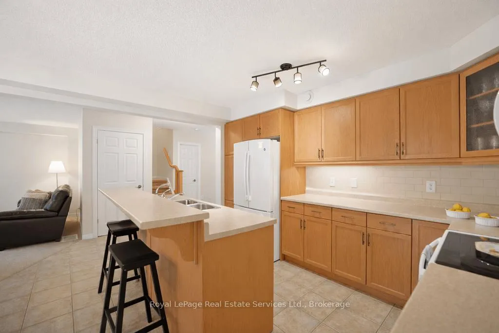 Photo 4 of Unit 11, 255 Summerfield Drive, Guelph, Pineridge/Westminster Woods — HOMEH
