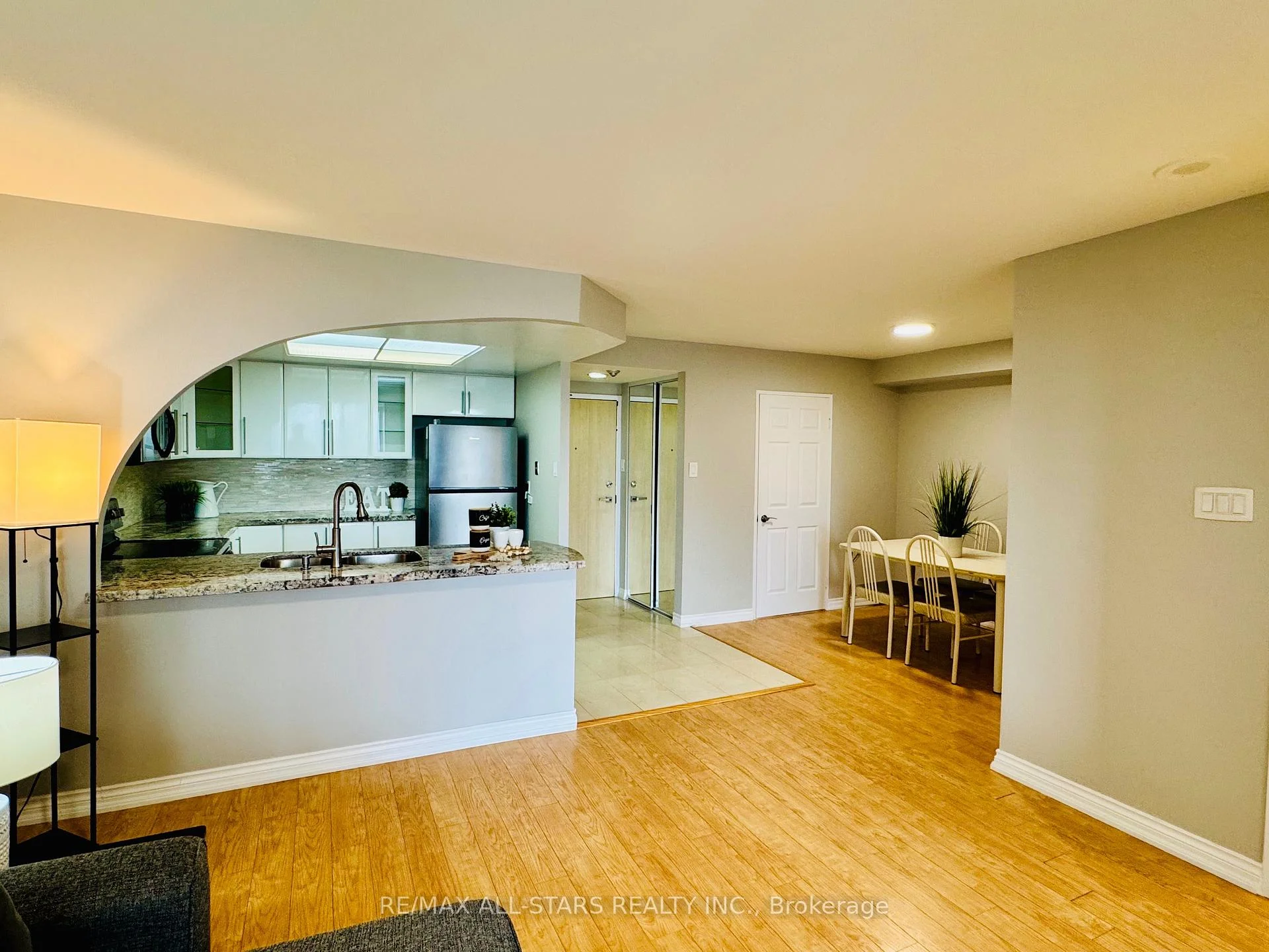 Photo 3 of Unit 402, 7601 Bathurst Street, Vaughan, Crestwood-Springfarm-Yorkhill — HOMEH