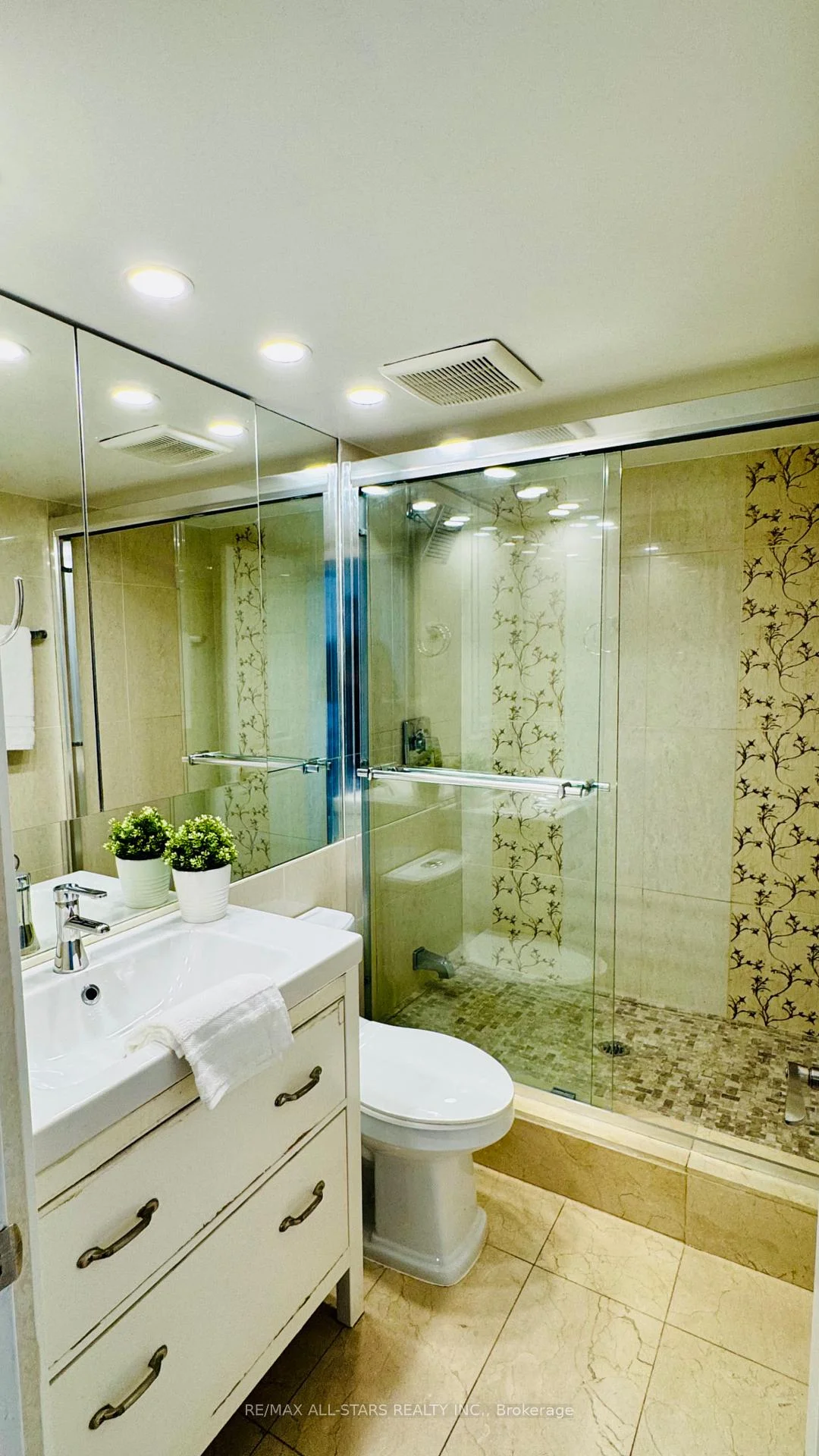 Photo 5 of Unit 402, 7601 Bathurst Street, Vaughan, Crestwood-Springfarm-Yorkhill — HOMEH