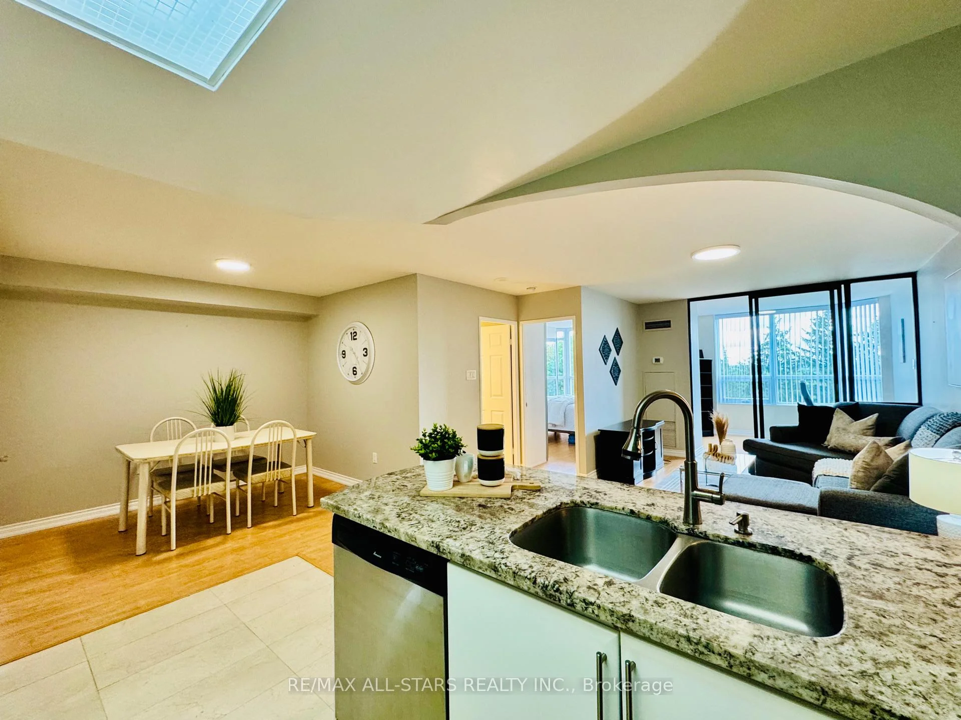 Photo 13 of Unit 402, 7601 Bathurst Street, Vaughan, Crestwood-Springfarm-Yorkhill — HOMEH