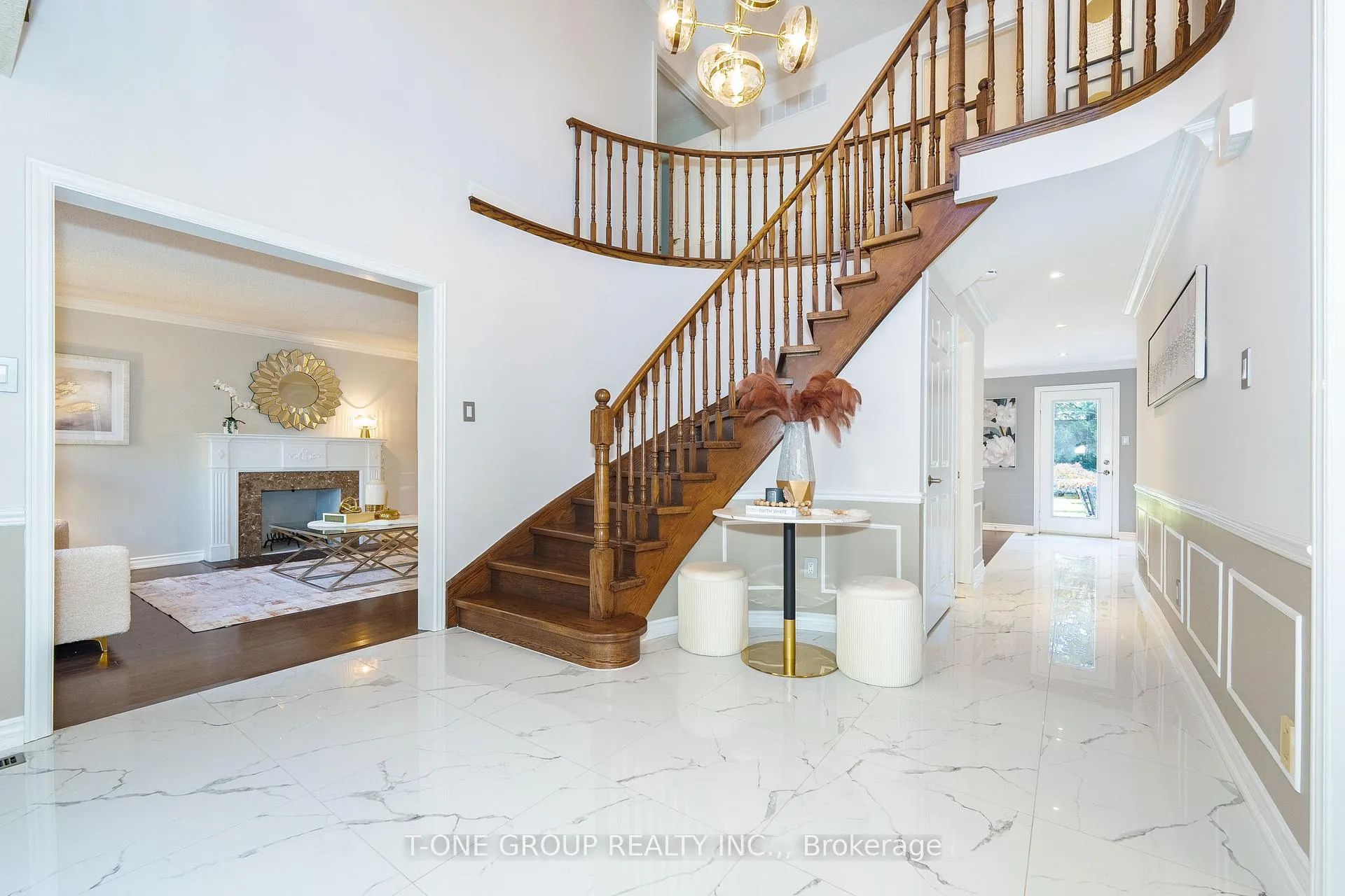 Photo 5 of 124 Aitken Circle, Markham, Unionville — HOMEH