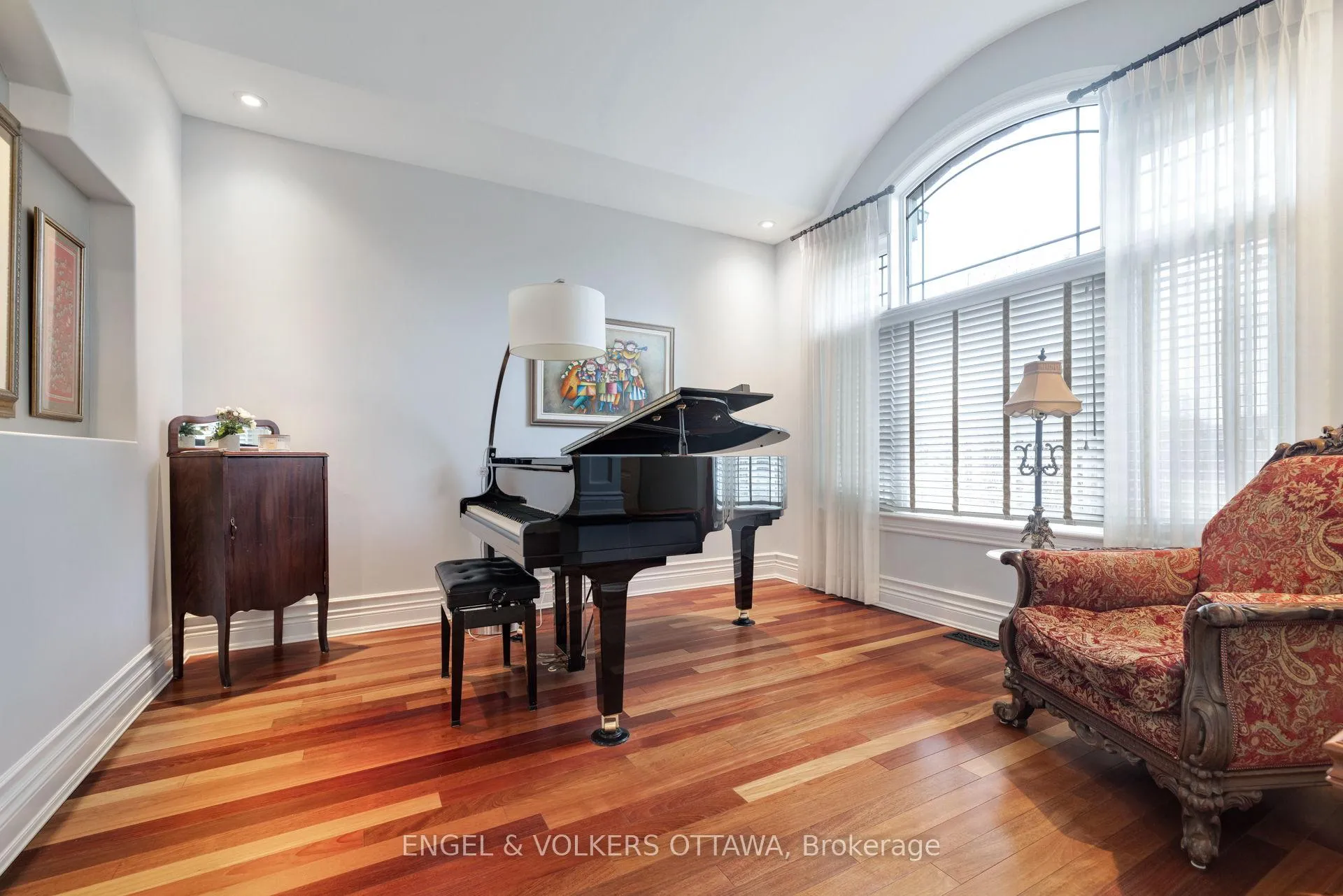 Photo 8 of 453 Rahul Crescent, Ottawa, Mooneys Bay — HOMEH