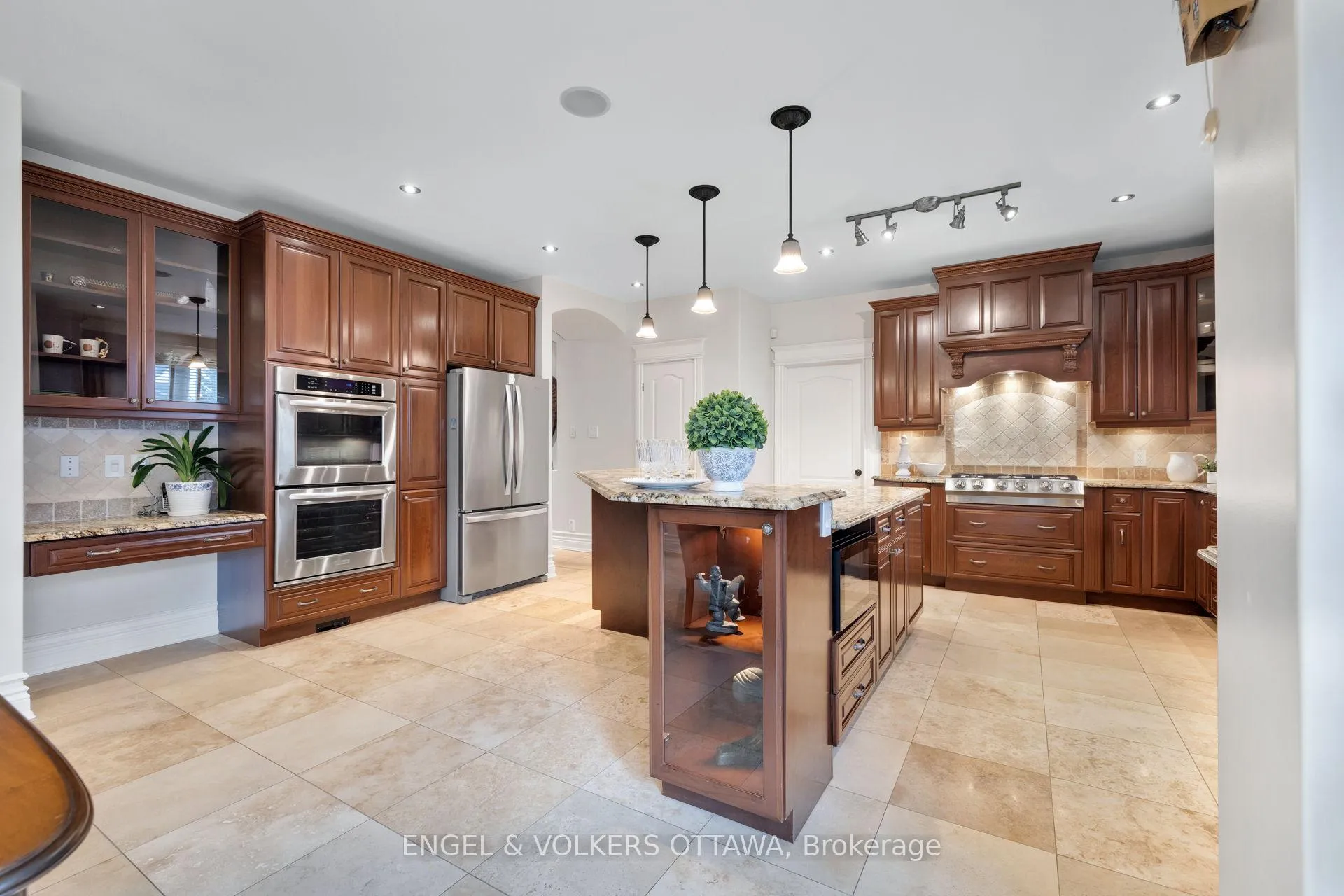 Photo 14 of 453 Rahul Crescent, Ottawa, Mooneys Bay — HOMEH