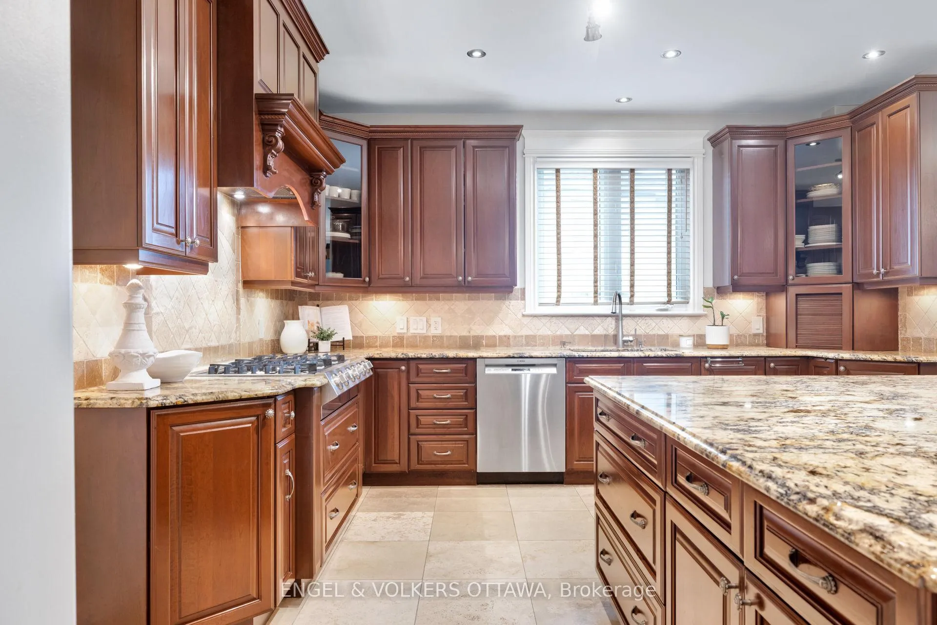 Photo 15 of 453 Rahul Crescent, Ottawa, Mooneys Bay — HOMEH