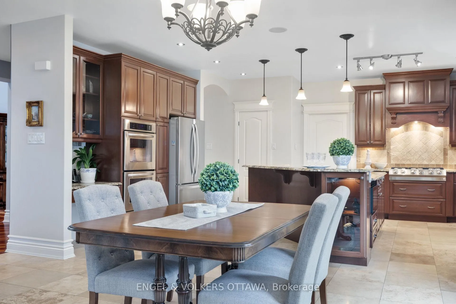 Photo 18 of 453 Rahul Crescent, Ottawa, Mooneys Bay — HOMEH