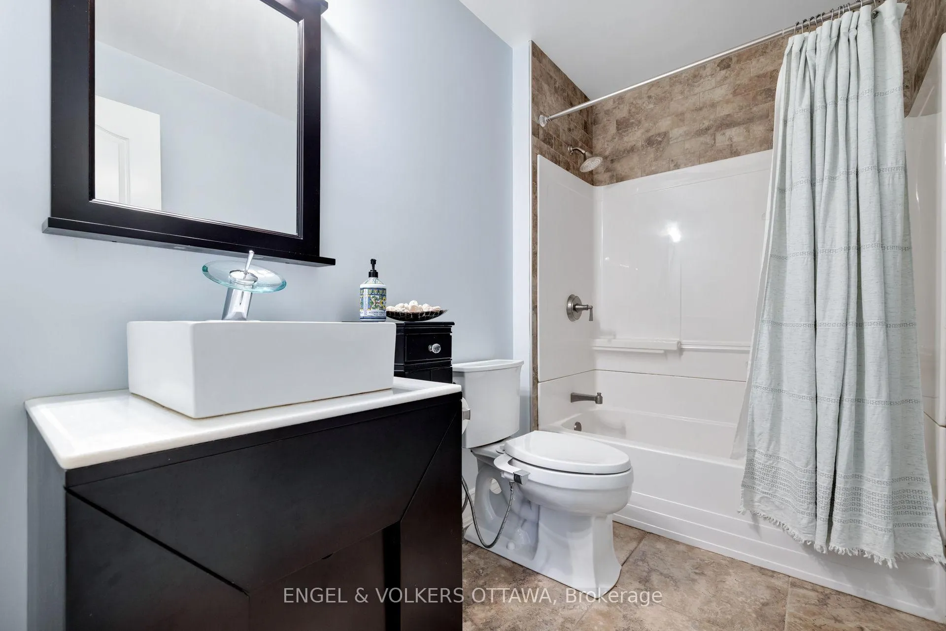 Photo 34 of 453 Rahul Crescent, Ottawa, Mooneys Bay — HOMEH