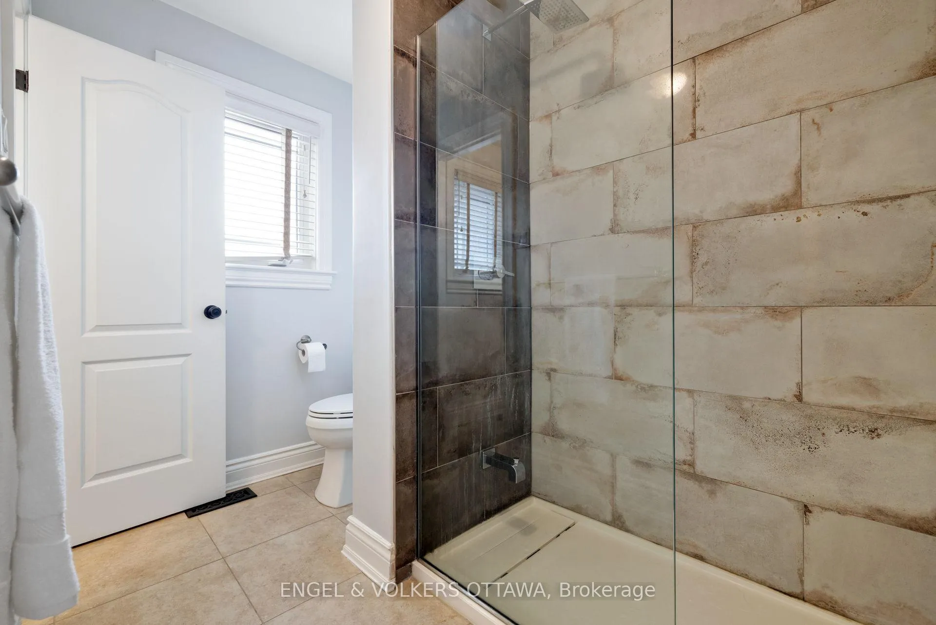 Photo 37 of 453 Rahul Crescent, Ottawa, Mooneys Bay — HOMEH
