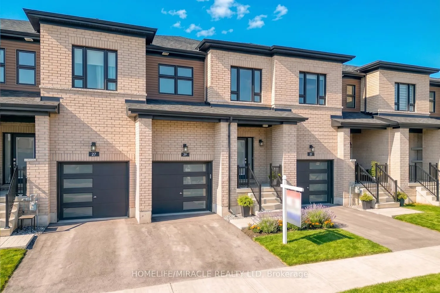 Photo 3 of 29 Turnberry Lane, Barrie, Painswick South — HOMEH