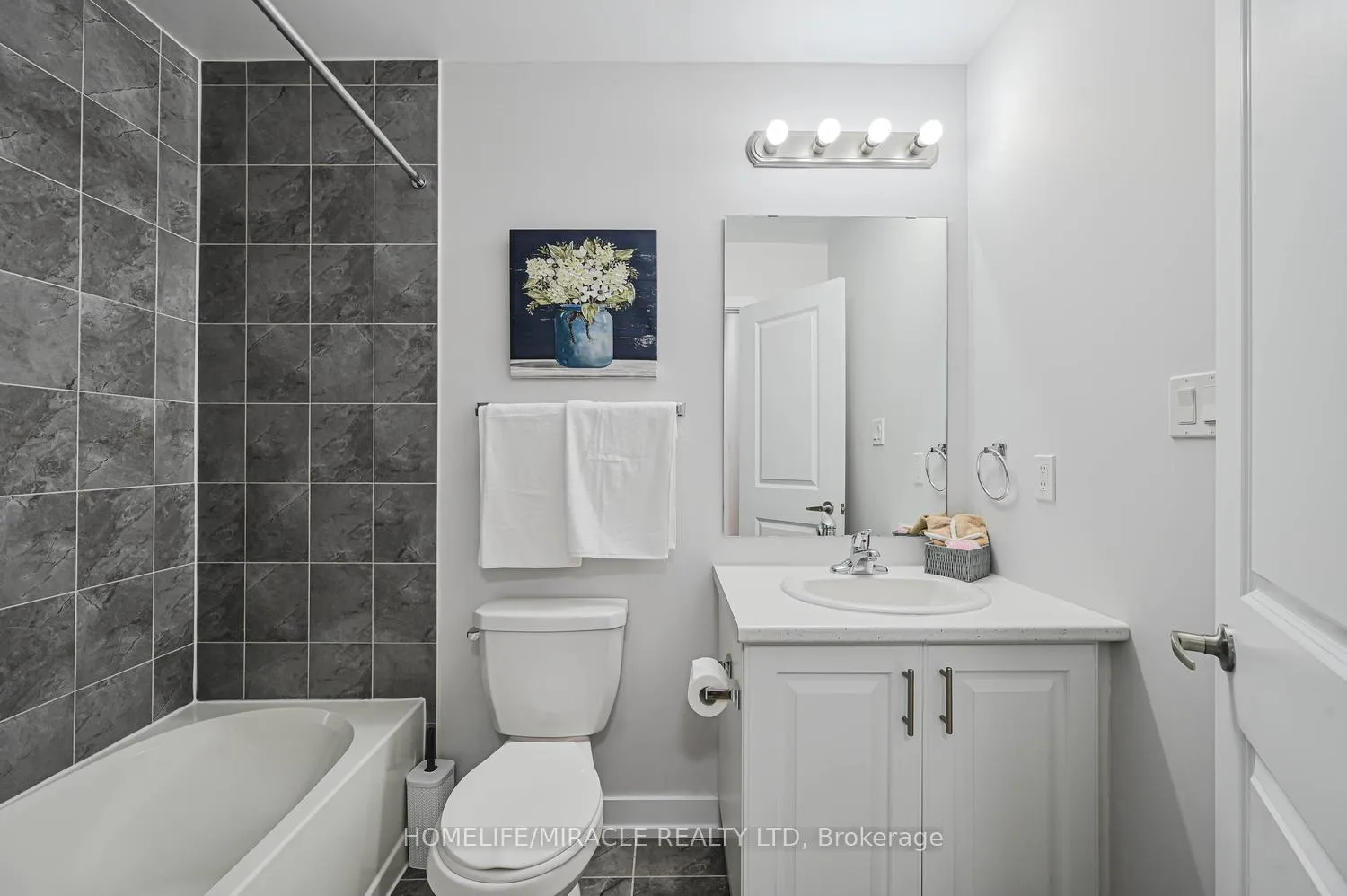 Photo 30 of 29 Turnberry Lane, Barrie, Painswick South — HOMEH