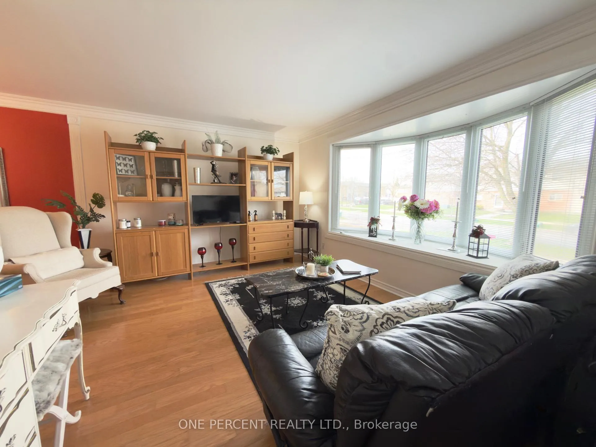 Photo 2 of 64 Dorchester Boulevard, St. Catharines, Carlton/Bunting — HOMEH
