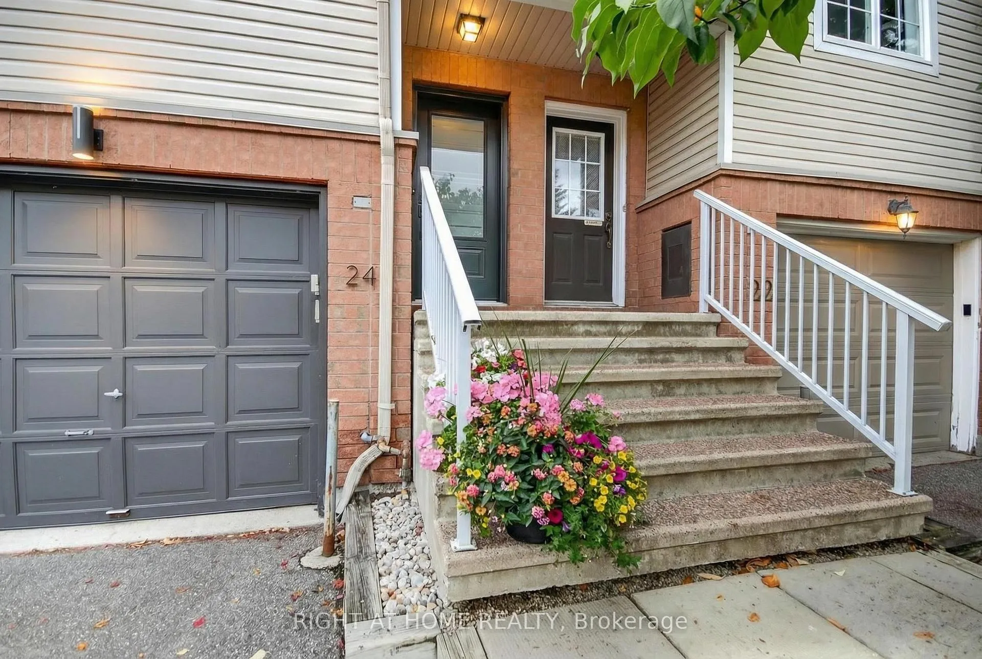 Photo 2 of 24 Manhattan Crescent, Ottawa, Central Park — HOMEH