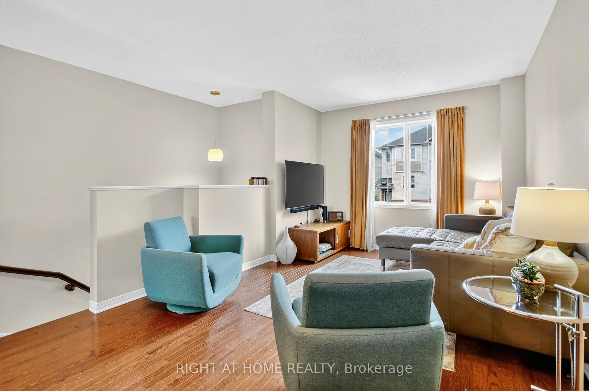 Photo 4 of 24 Manhattan Crescent, Ottawa, Central Park — HOMEH