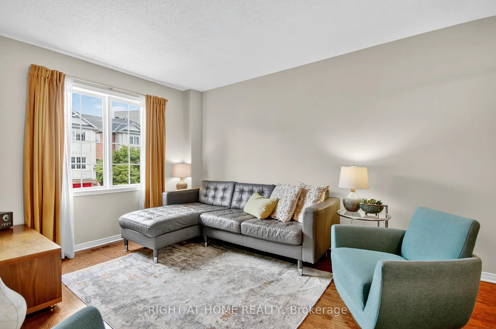 Photo 5 of 24 Manhattan Crescent, Ottawa, Central Park — HOMEH