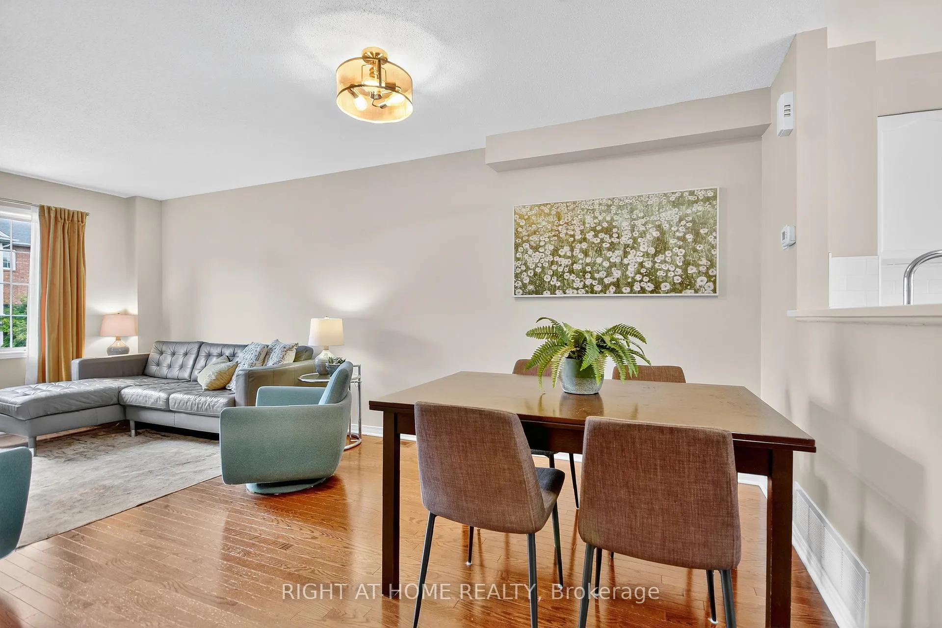 Photo 6 of 24 Manhattan Crescent, Ottawa, Central Park — HOMEH