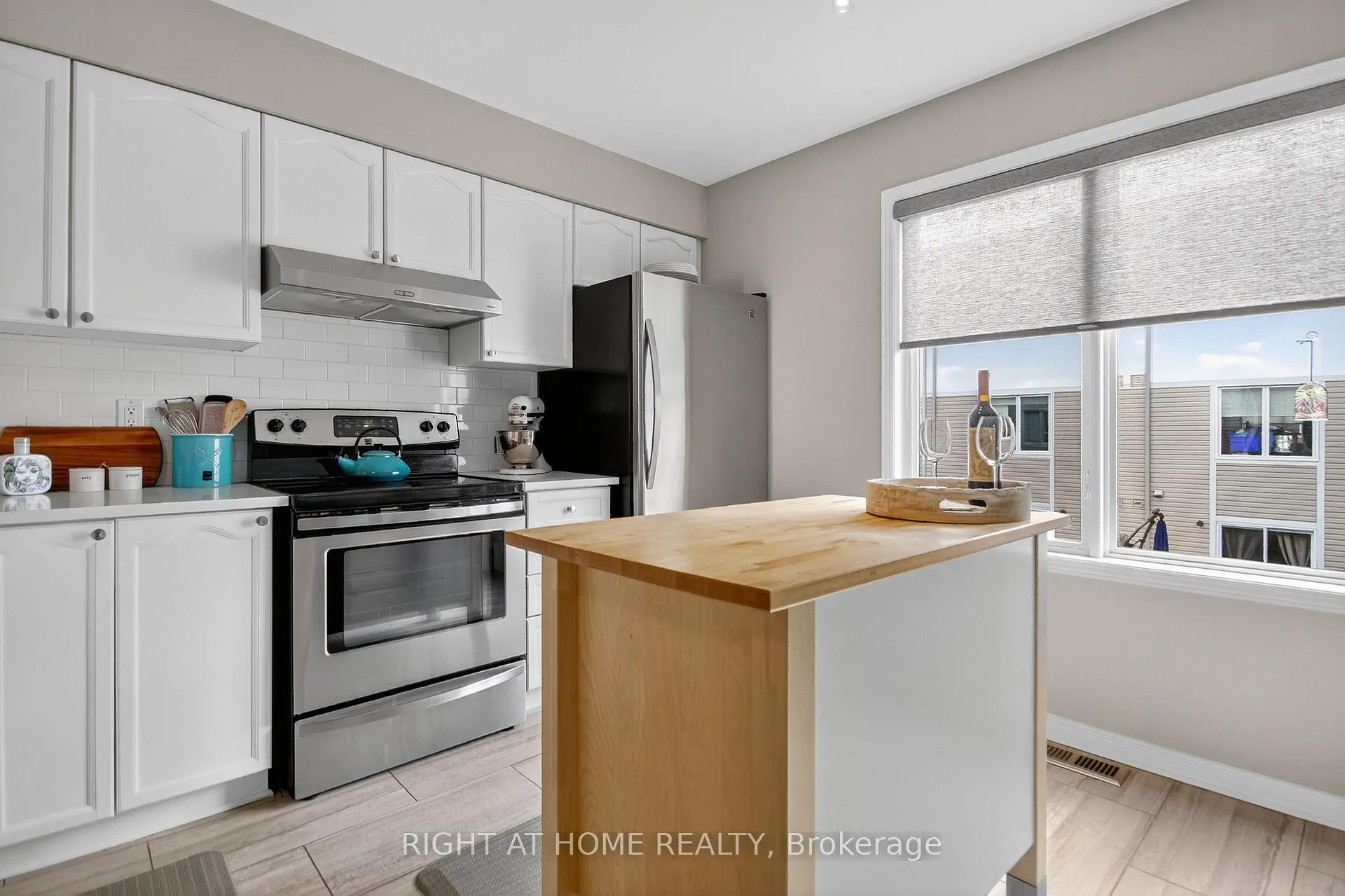 Photo 8 of 24 Manhattan Crescent, Ottawa, Central Park — HOMEH