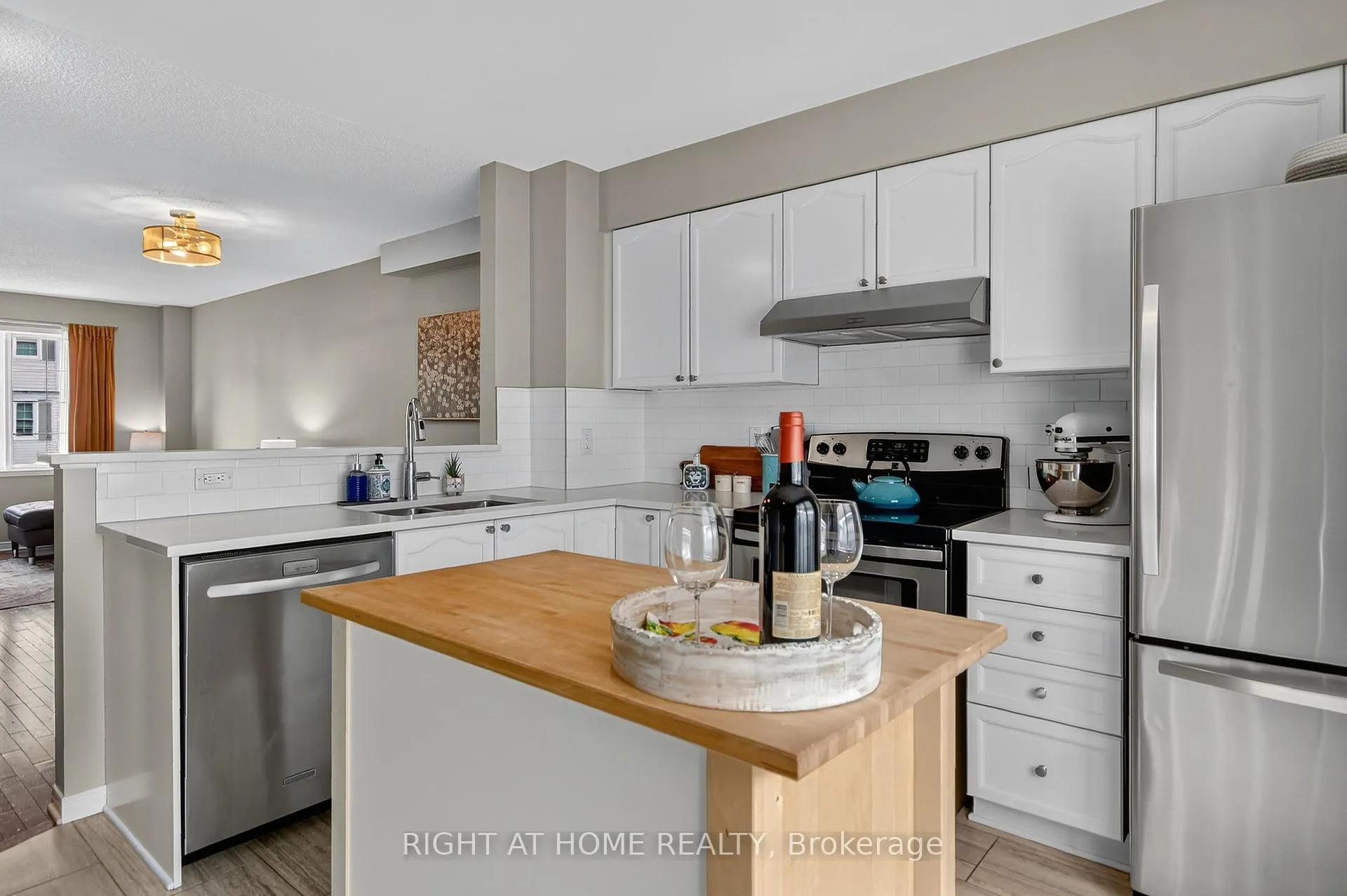 Photo 9 of 24 Manhattan Crescent, Ottawa, Central Park — HOMEH