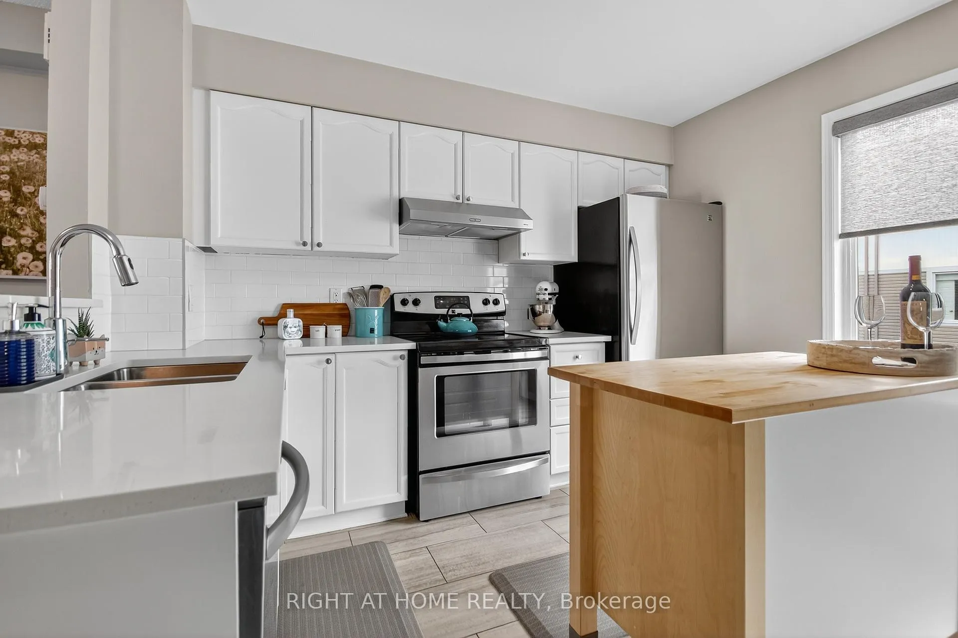 Photo 12 of 24 Manhattan Crescent, Ottawa, Central Park — HOMEH