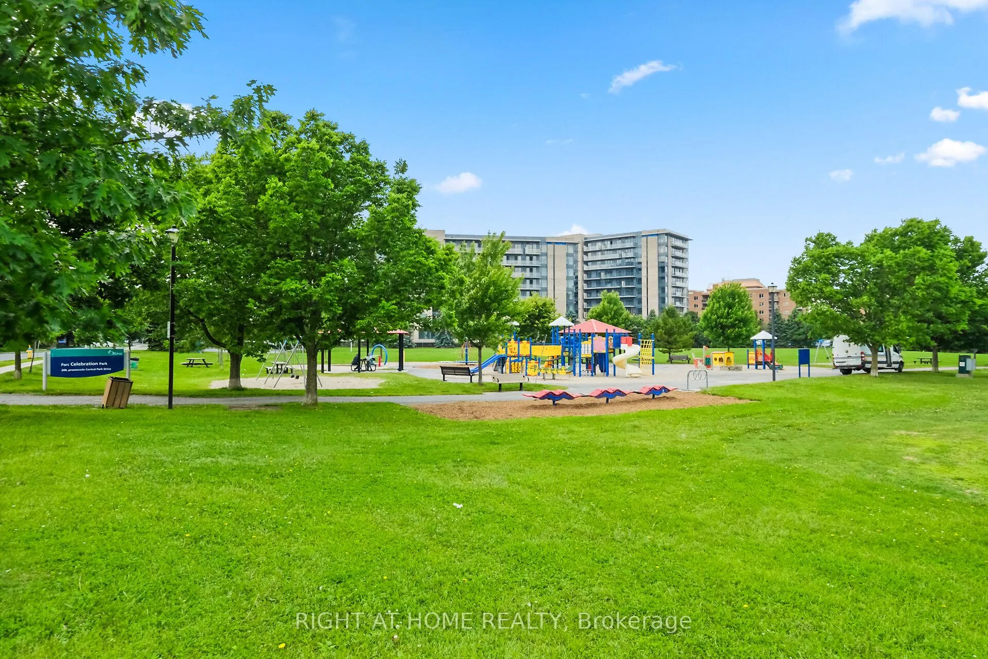 Photo 25 of 24 Manhattan Crescent, Ottawa, Central Park — HOMEH