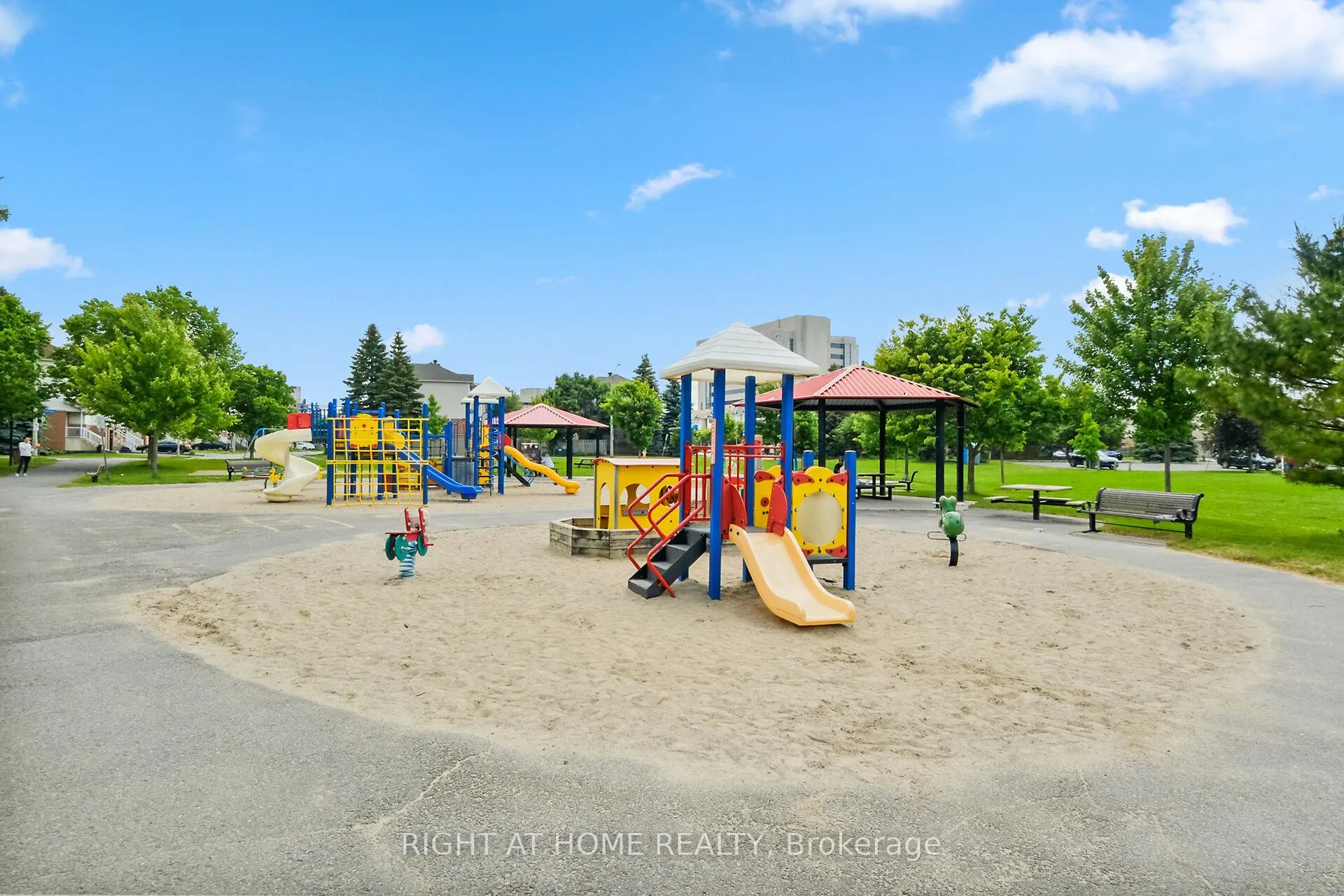 Photo 27 of 24 Manhattan Crescent, Ottawa, Central Park — HOMEH