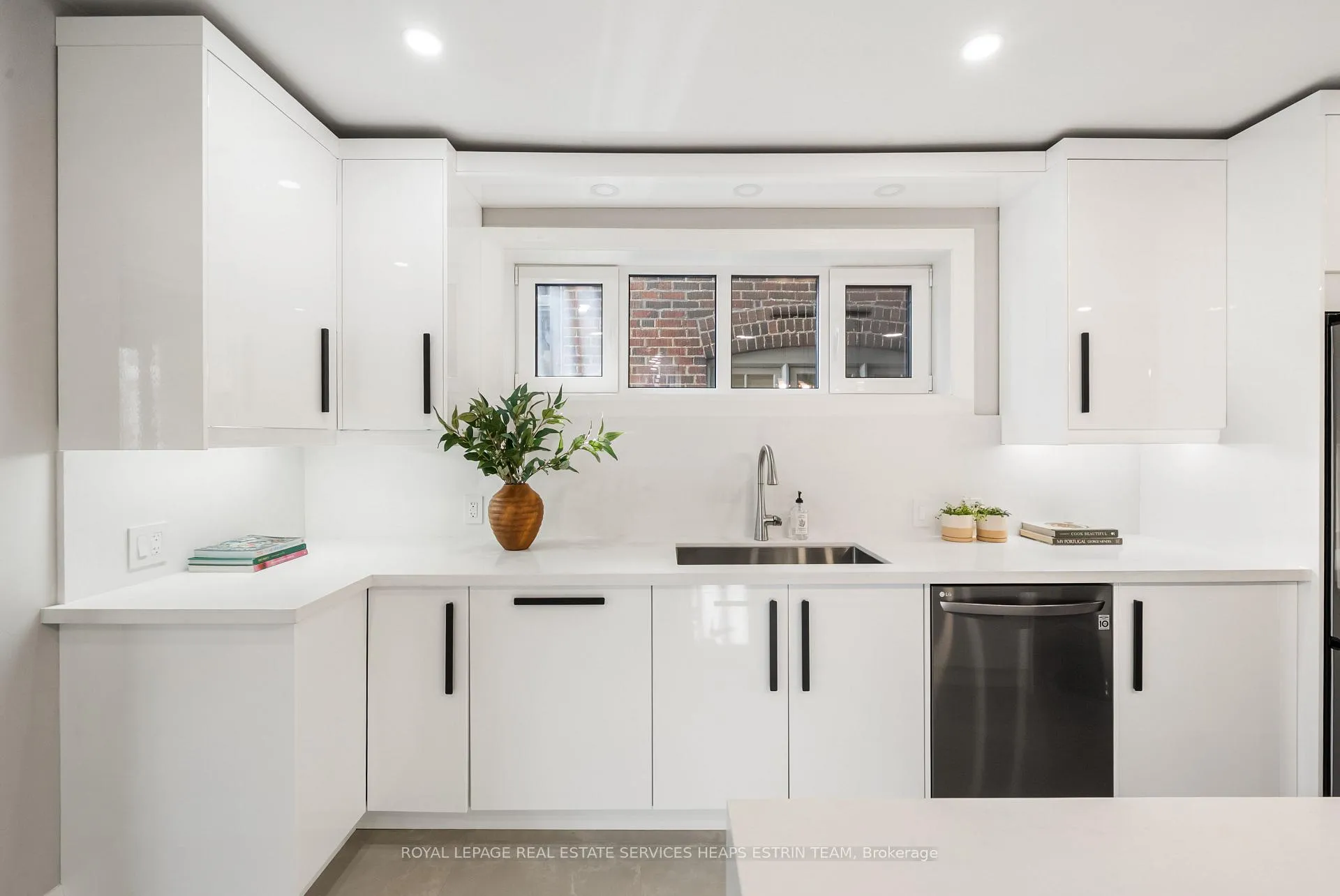 Photo 12 of 335 St Clair Avenue E, Toronto, Rosedale-Moore Park — HOMEH