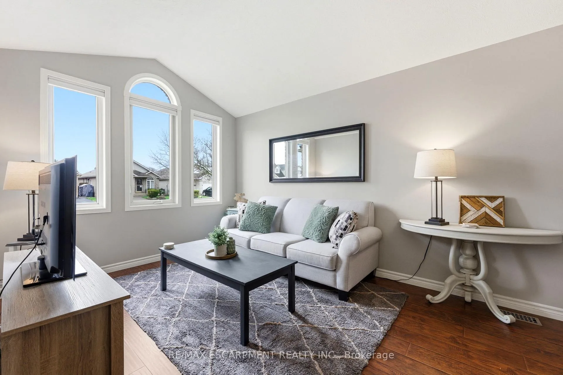 Photo 3 of 55 Anastasia Crescent, Brantford — HOMEH