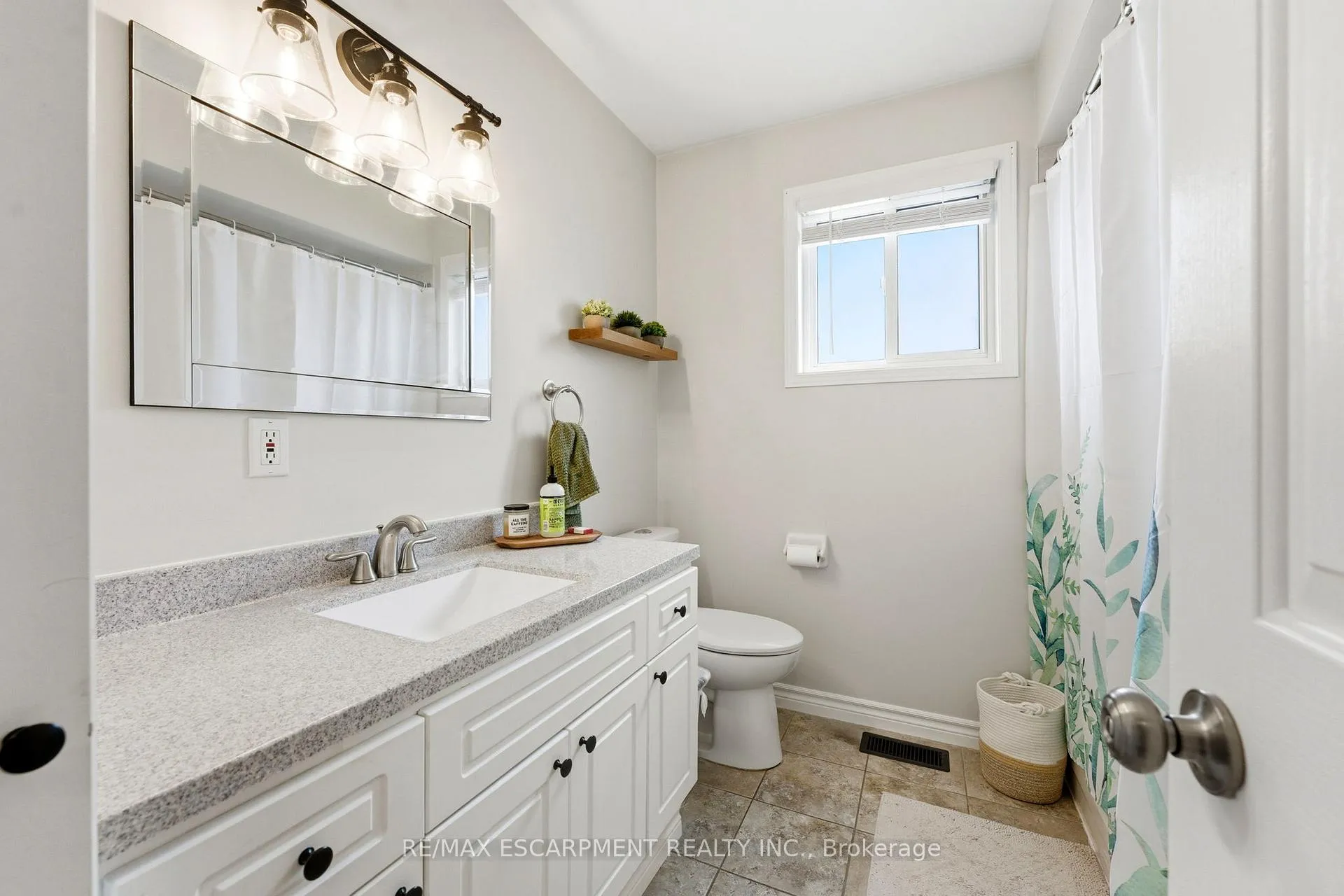 Photo 10 of 55 Anastasia Crescent, Brantford — HOMEH