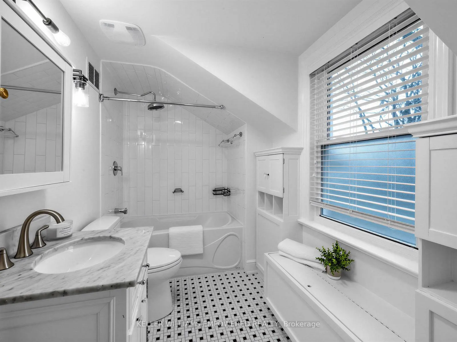 Photo 20 of 53 Edgemore Drive E, Etobicoke, Stonegate-Queensway — HOMEH