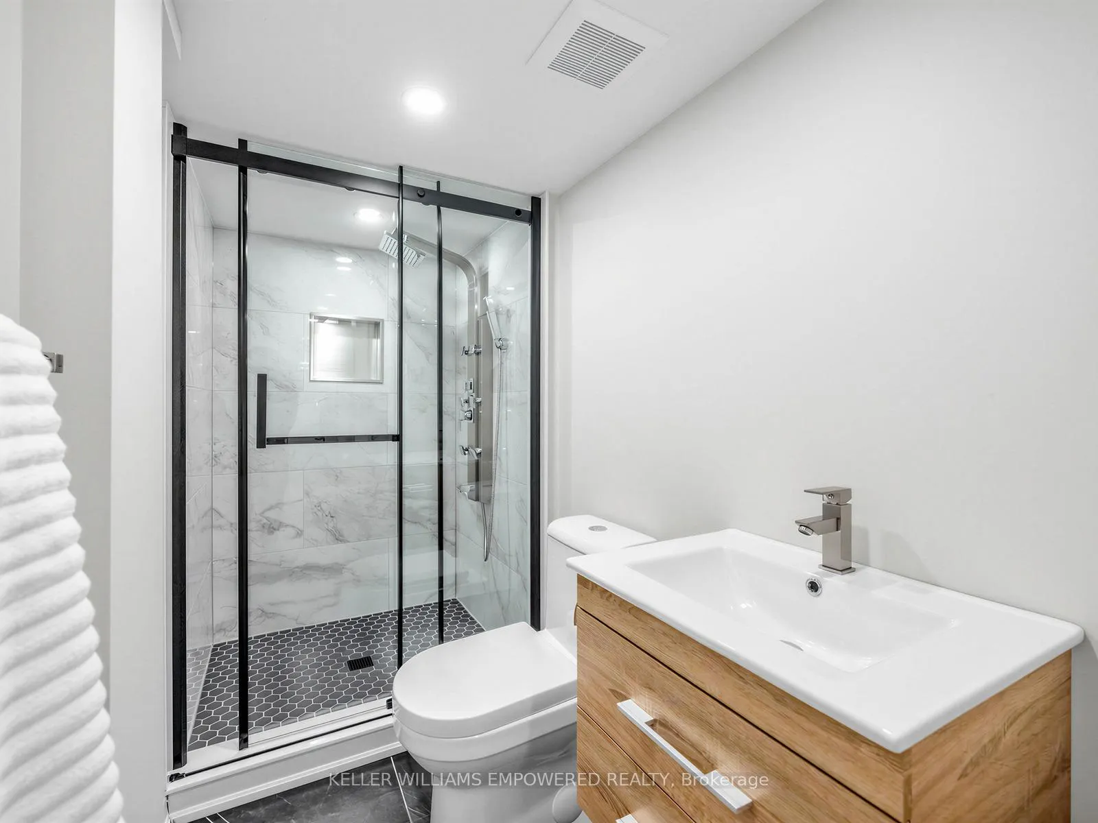 Photo 28 of 53 Edgemore Drive E, Etobicoke, Stonegate-Queensway — HOMEH