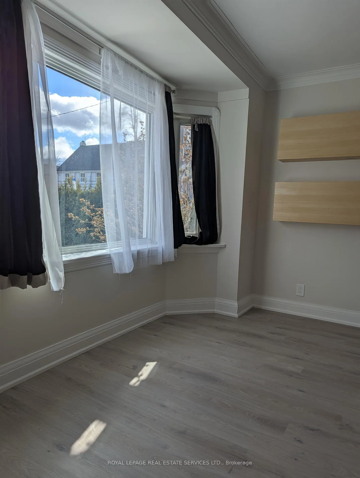 Photo 2 of Unit Main Floor, 292 Scott Road, Toronto, Keelesdale-Eglinton West — HOMEH