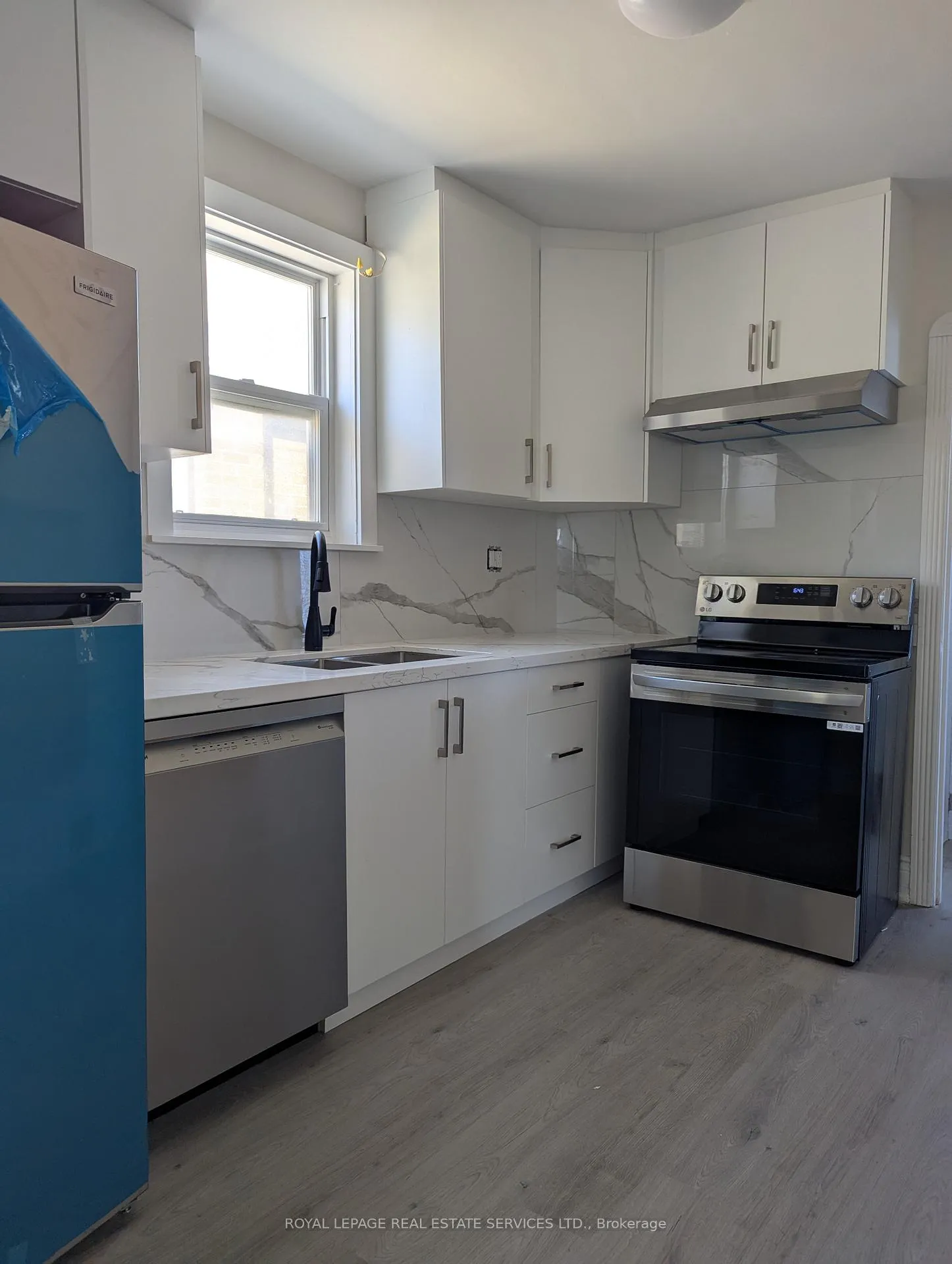 Photo 5 of Unit Main Floor, 292 Scott Road, Toronto, Keelesdale-Eglinton West — HOMEH