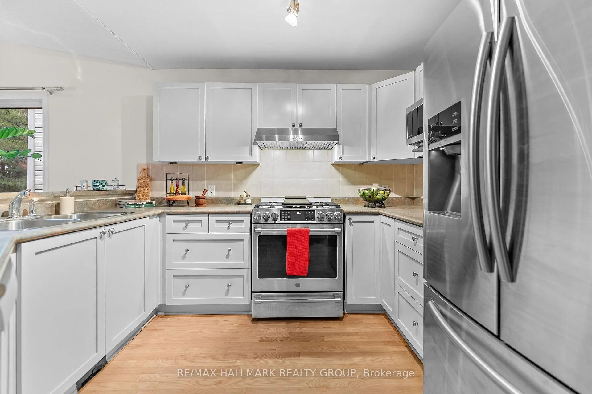 Photo 13 of 42 Nortoba Crescent, Ottawa, Kanata - Kanata Lakes/Heritage Hills — HOMEH