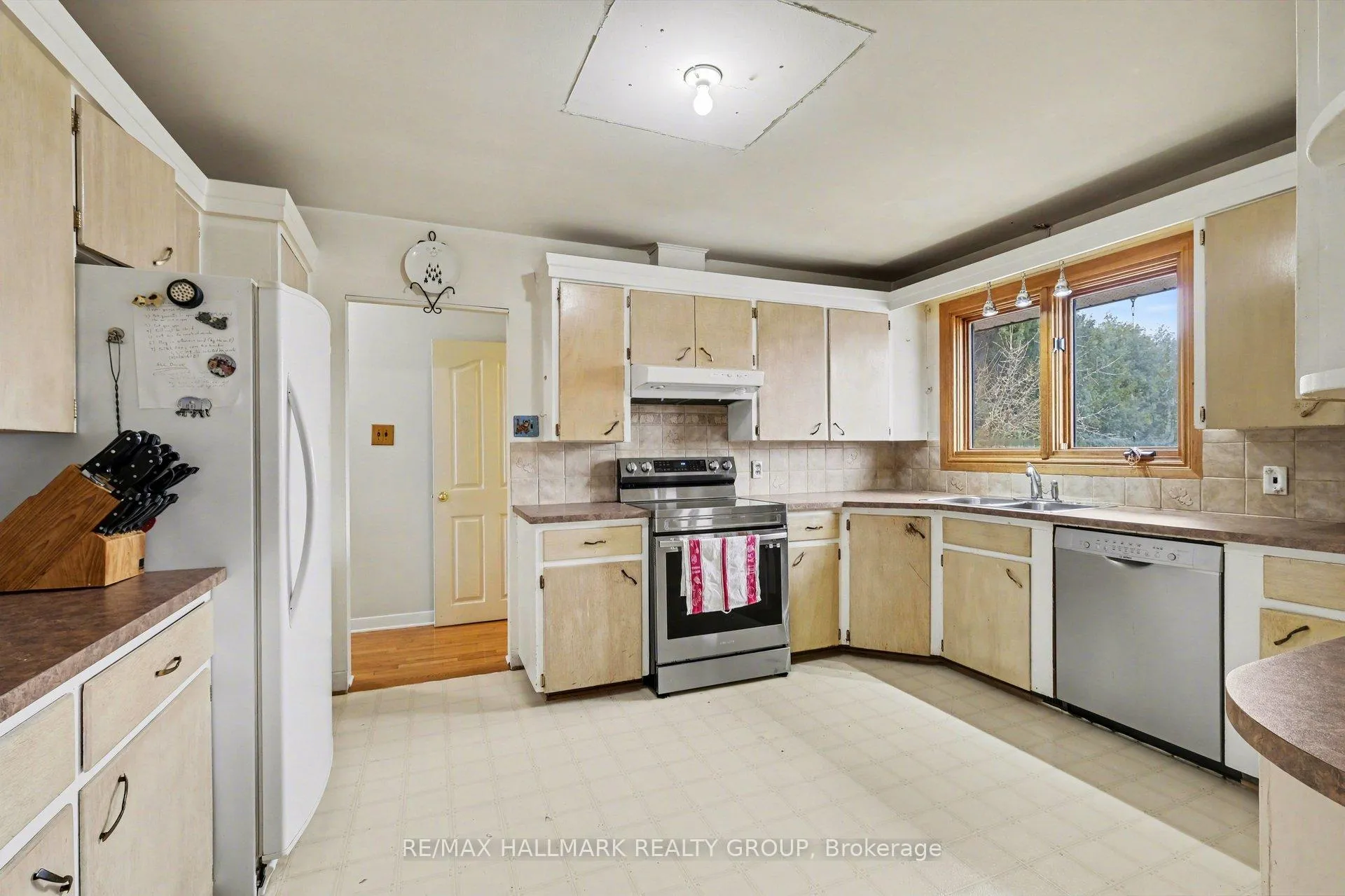 Photo 8 of 4827 Anderson Road, Ottawa, Carlsbad Springs — HOMEH