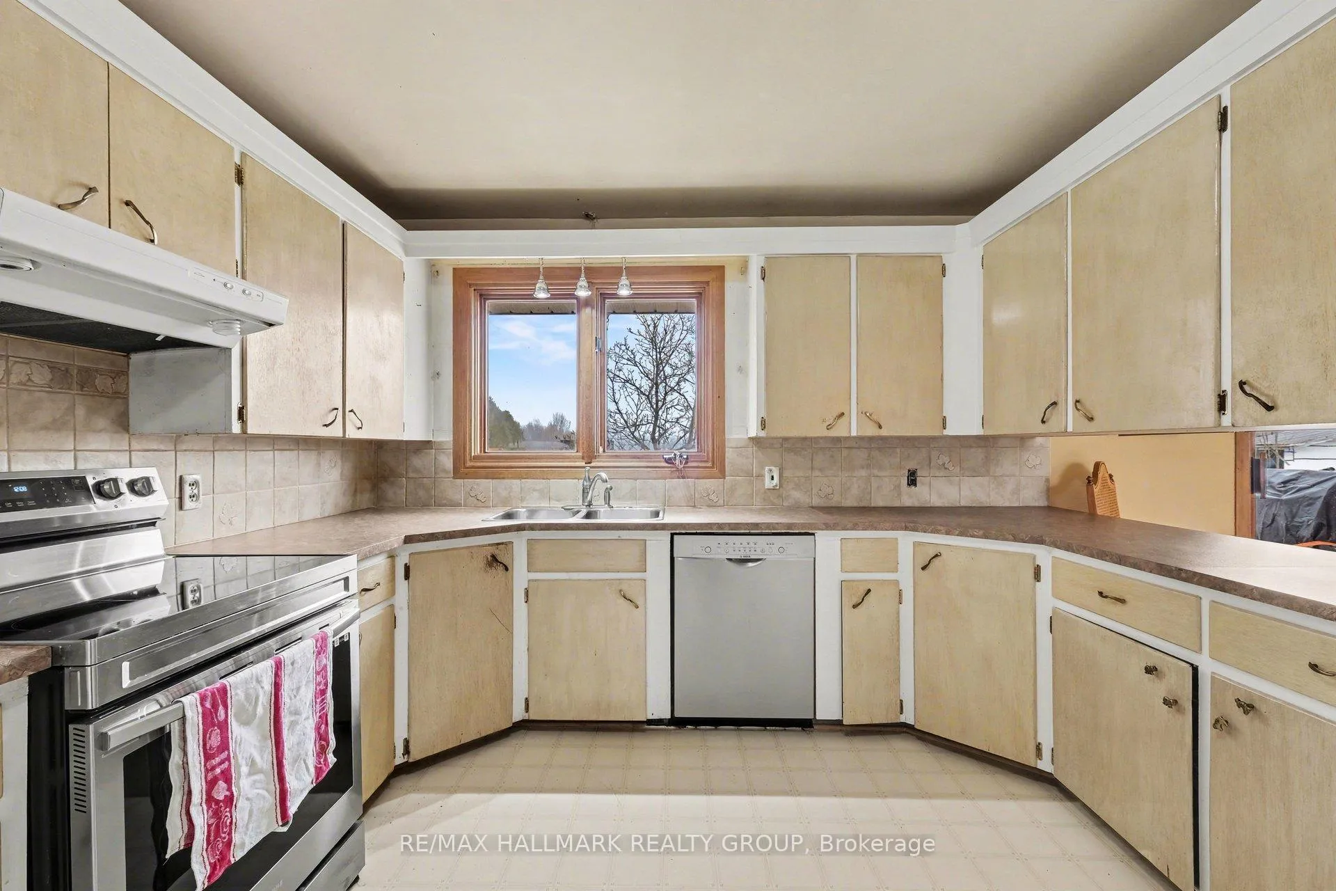 Photo 10 of 4827 Anderson Road, Ottawa, Carlsbad Springs — HOMEH