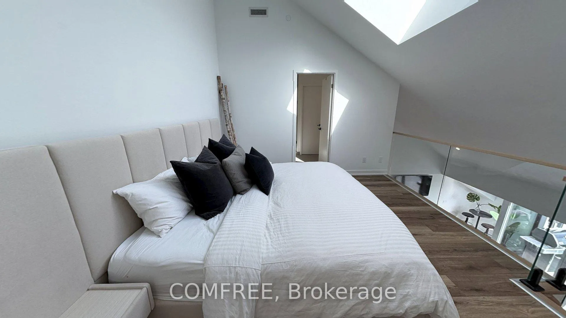 Photo 16 of Unit 622, 31 Huron Street, Collingwood — HOMEH