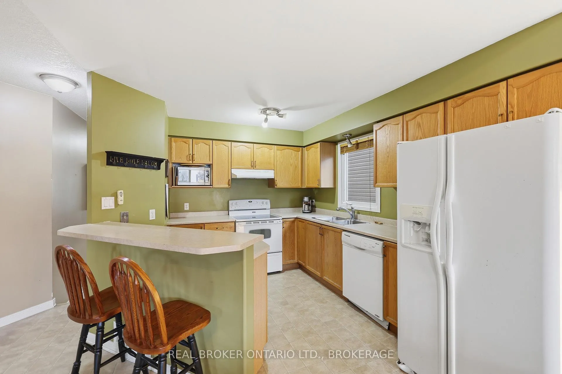 Photo 10 of 942 Bluffwood Avenue, Kingston, Kingston East (Incl Barret Crt) — HOMEH