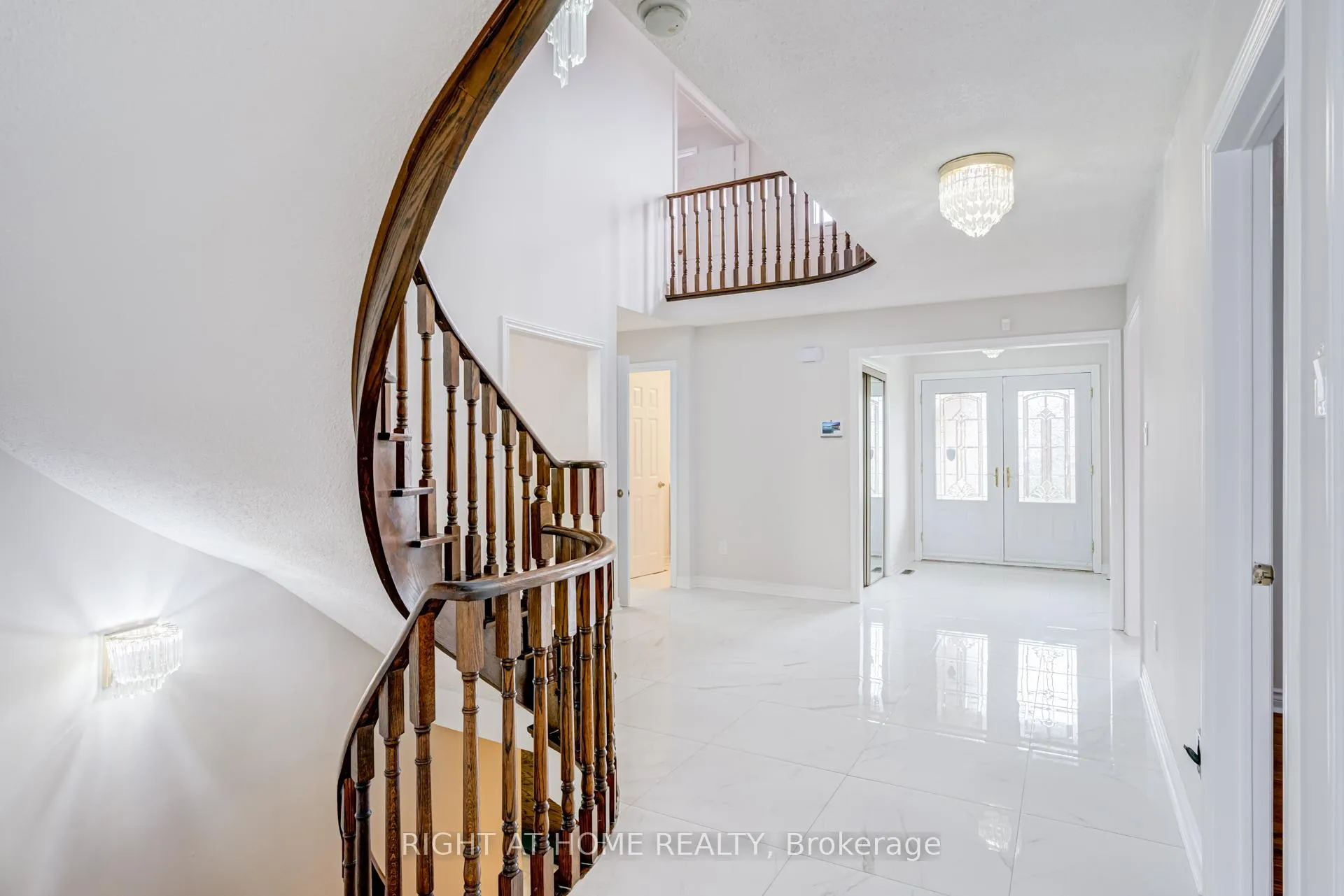 Photo 3 of 46 Hewlett Crescent, Markham, Markville — HOMEH