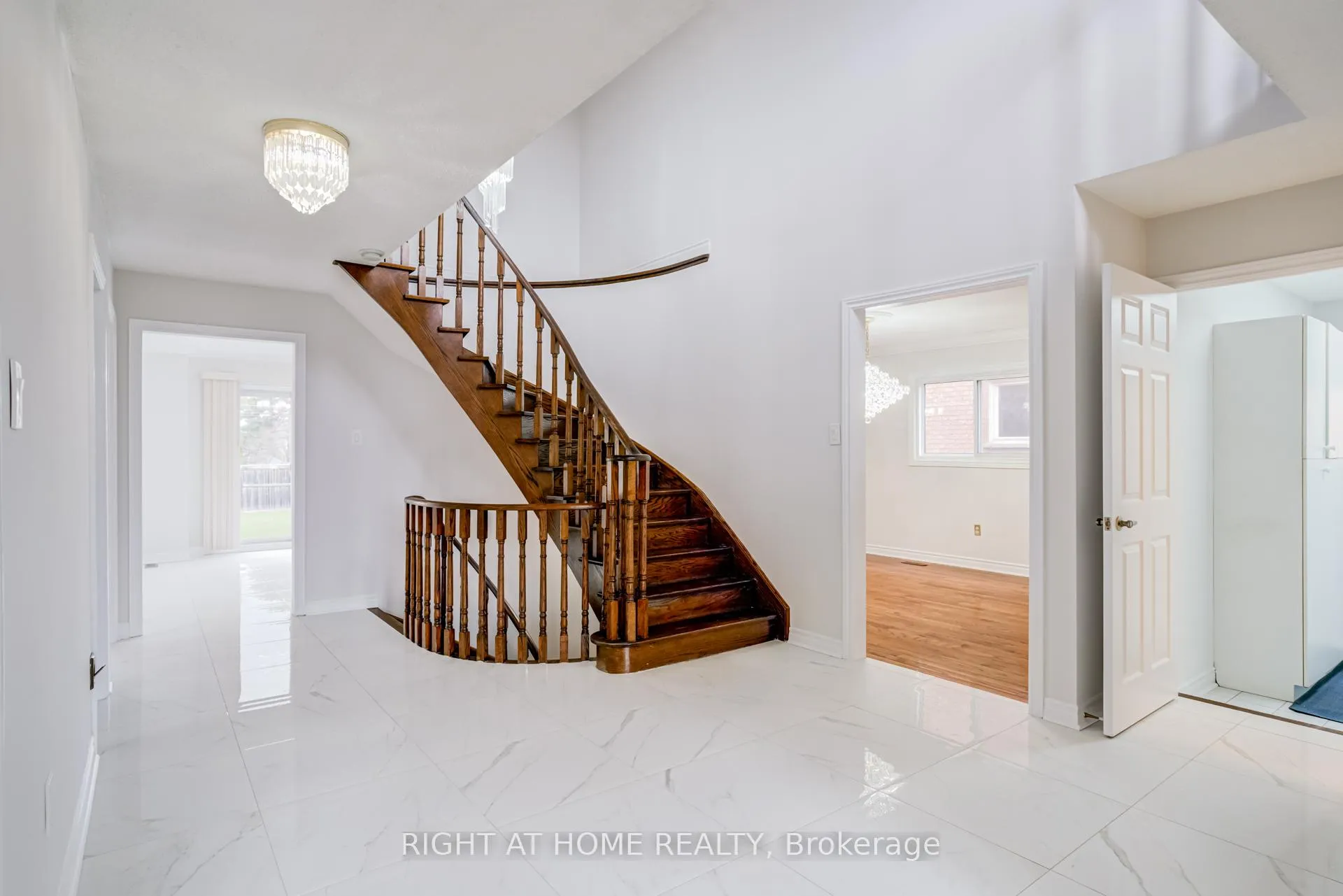 Photo 4 of 46 Hewlett Crescent, Markham, Markville — HOMEH