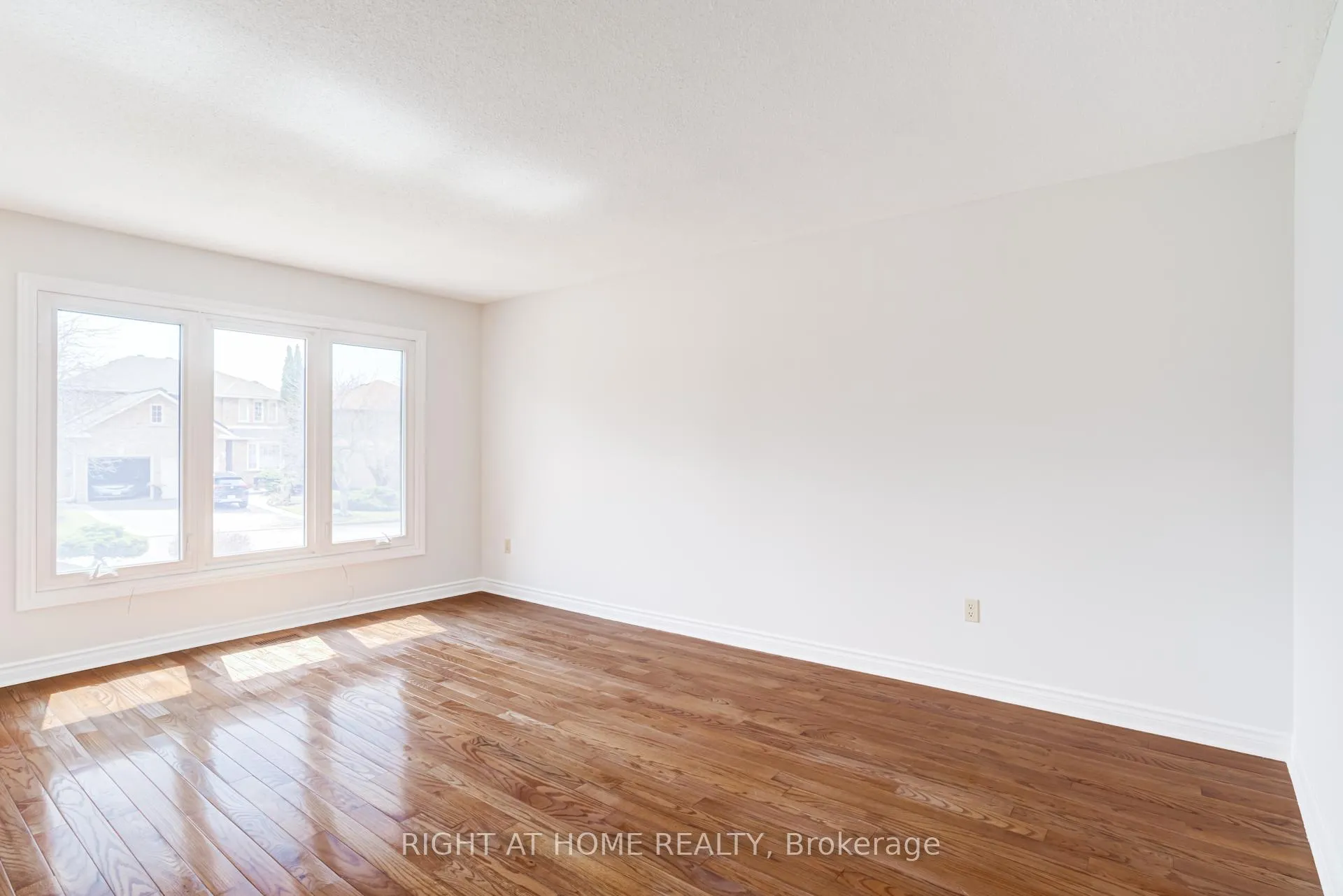 Photo 6 of 46 Hewlett Crescent, Markham, Markville — HOMEH