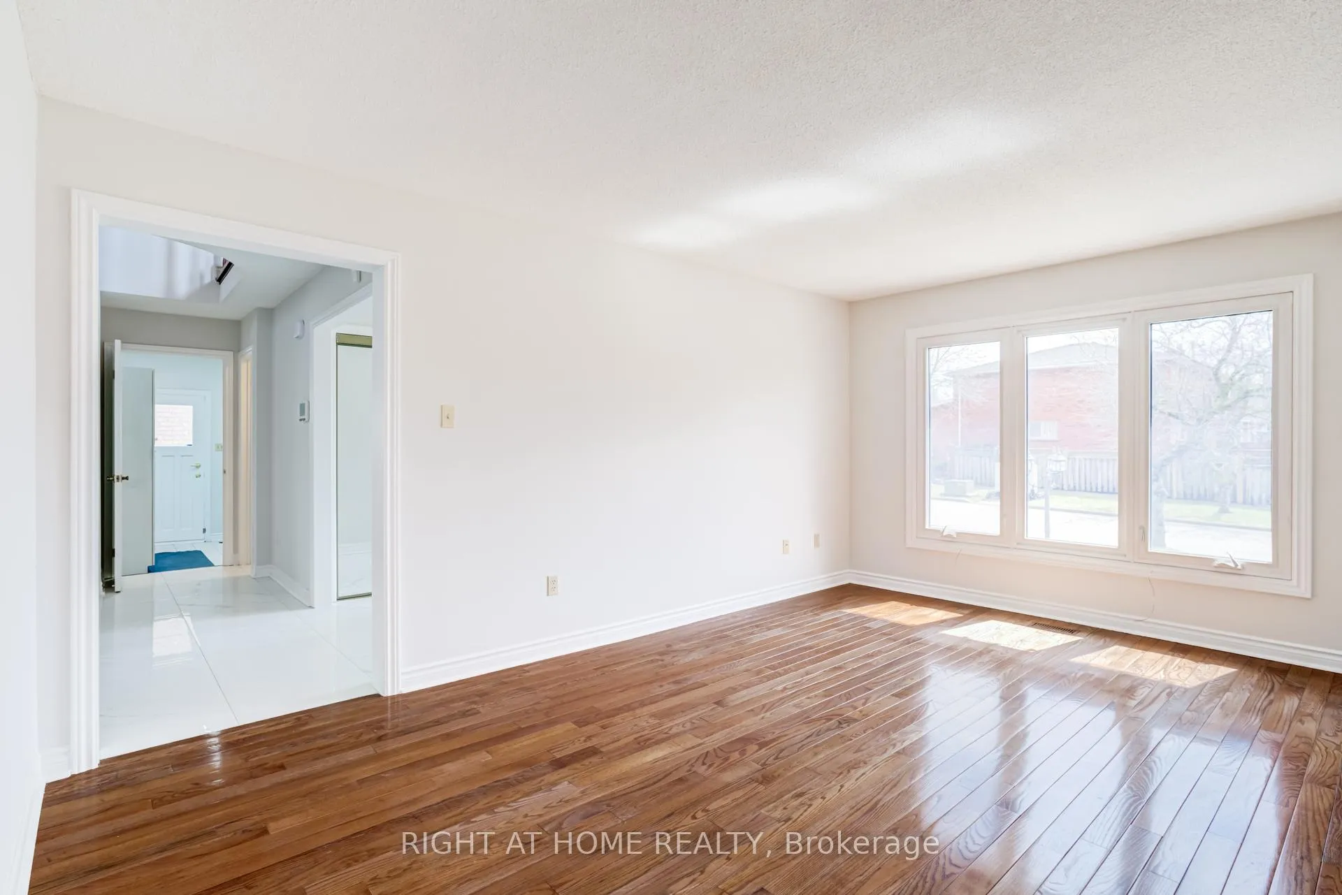 Photo 7 of 46 Hewlett Crescent, Markham, Markville — HOMEH