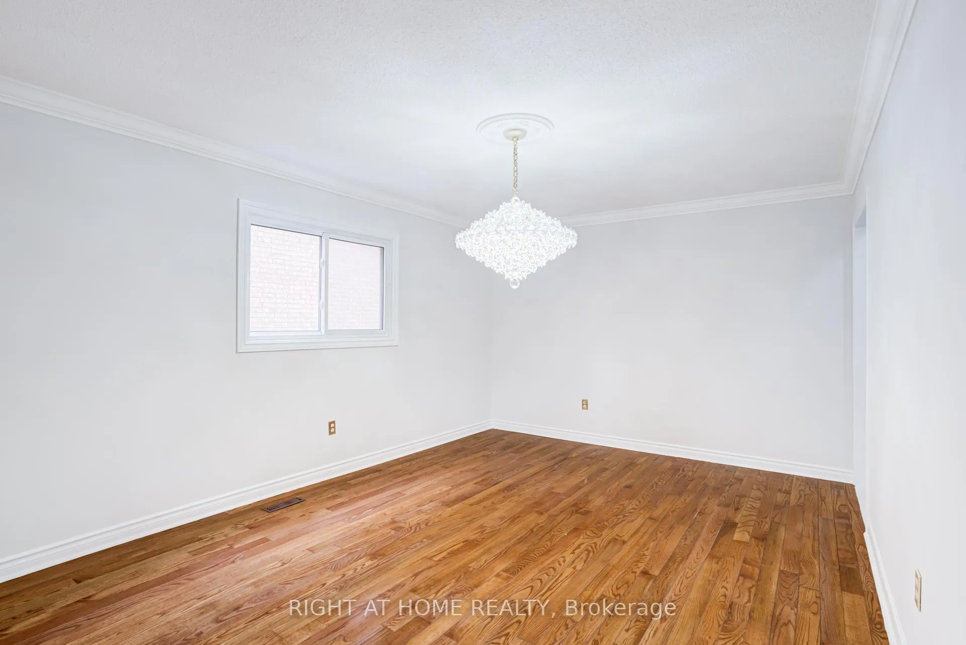 Photo 10 of 46 Hewlett Crescent, Markham, Markville — HOMEH