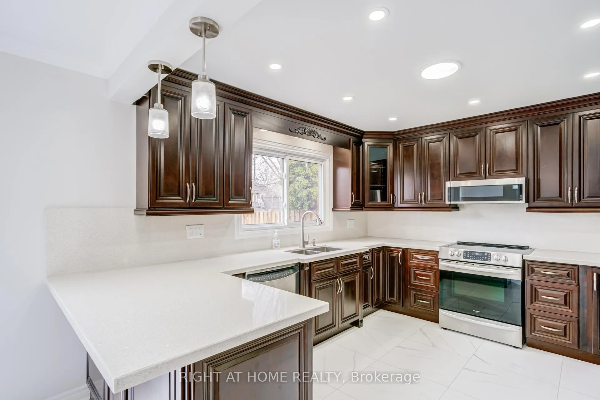 Photo 17 of 46 Hewlett Crescent, Markham, Markville — HOMEH