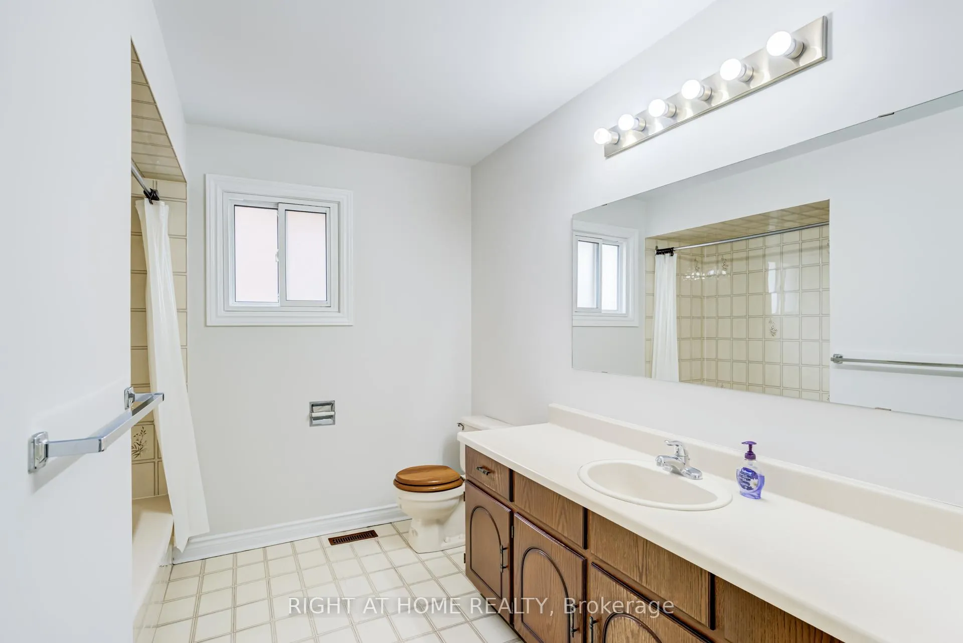 Photo 34 of 46 Hewlett Crescent, Markham, Markville — HOMEH