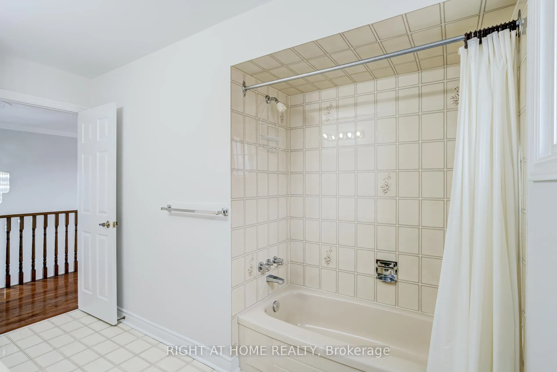 Photo 35 of 46 Hewlett Crescent, Markham, Markville — HOMEH