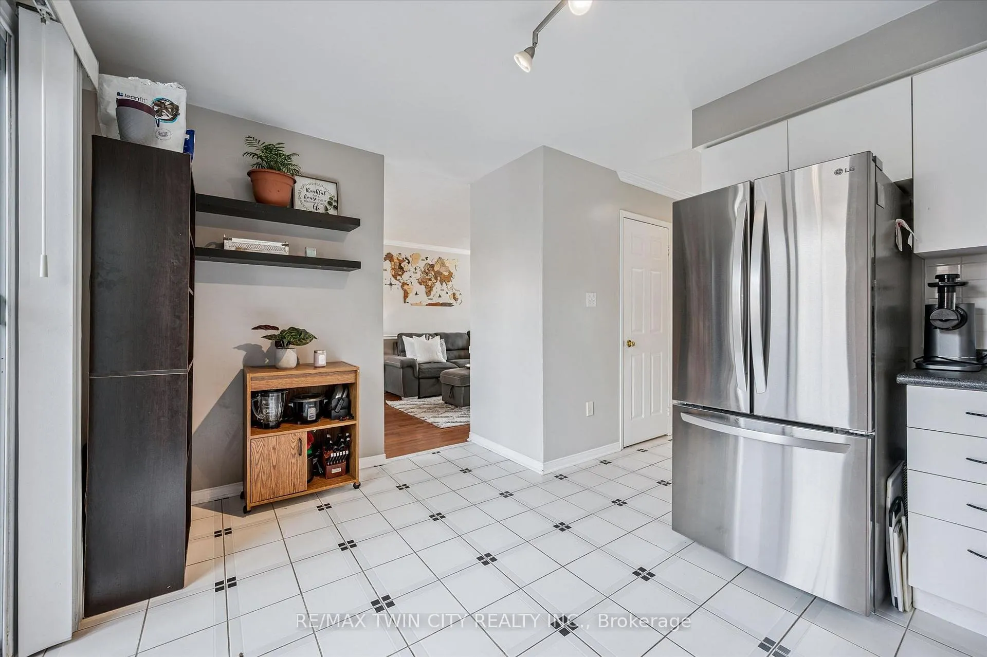 Photo 15 of 238 Langlaw Drive, Cambridge — HOMEH