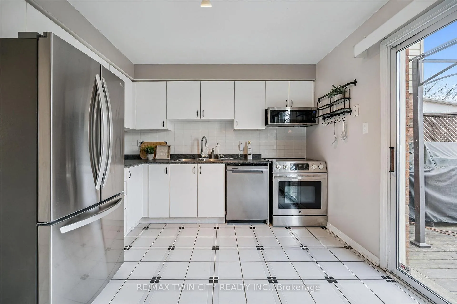 Photo 17 of 238 Langlaw Drive, Cambridge — HOMEH