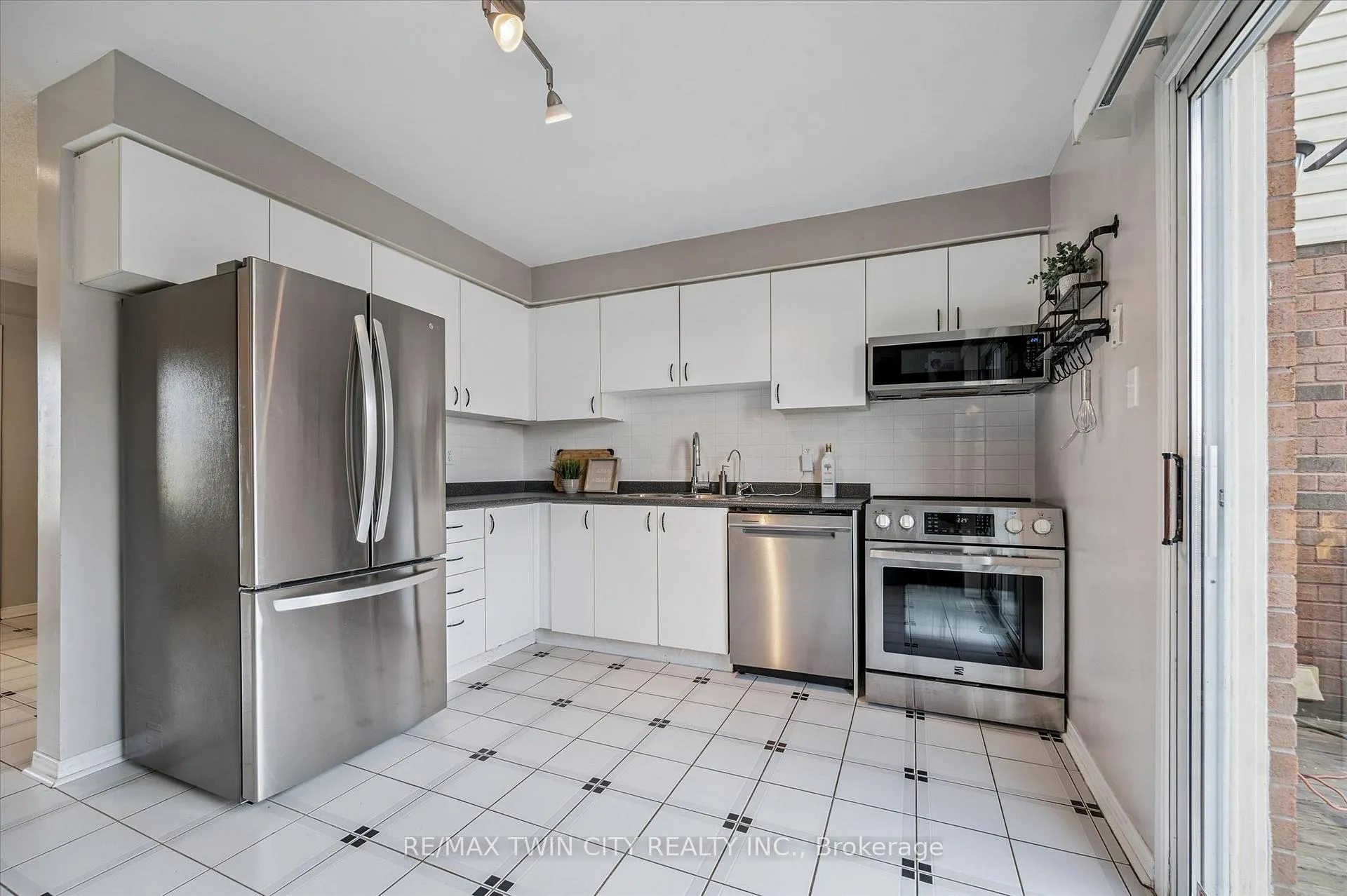 Photo 18 of 238 Langlaw Drive, Cambridge — HOMEH