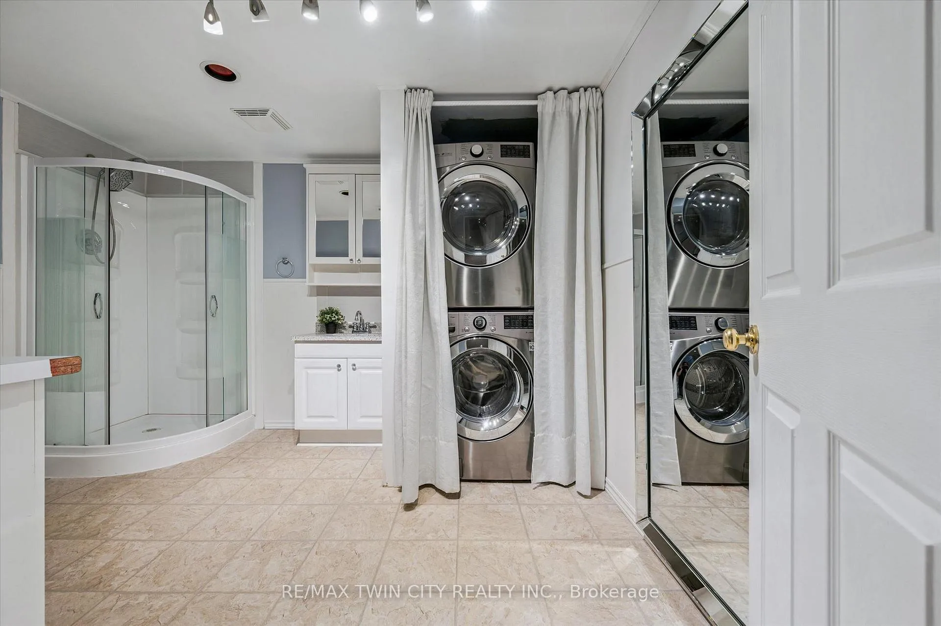 Photo 33 of 238 Langlaw Drive, Cambridge — HOMEH