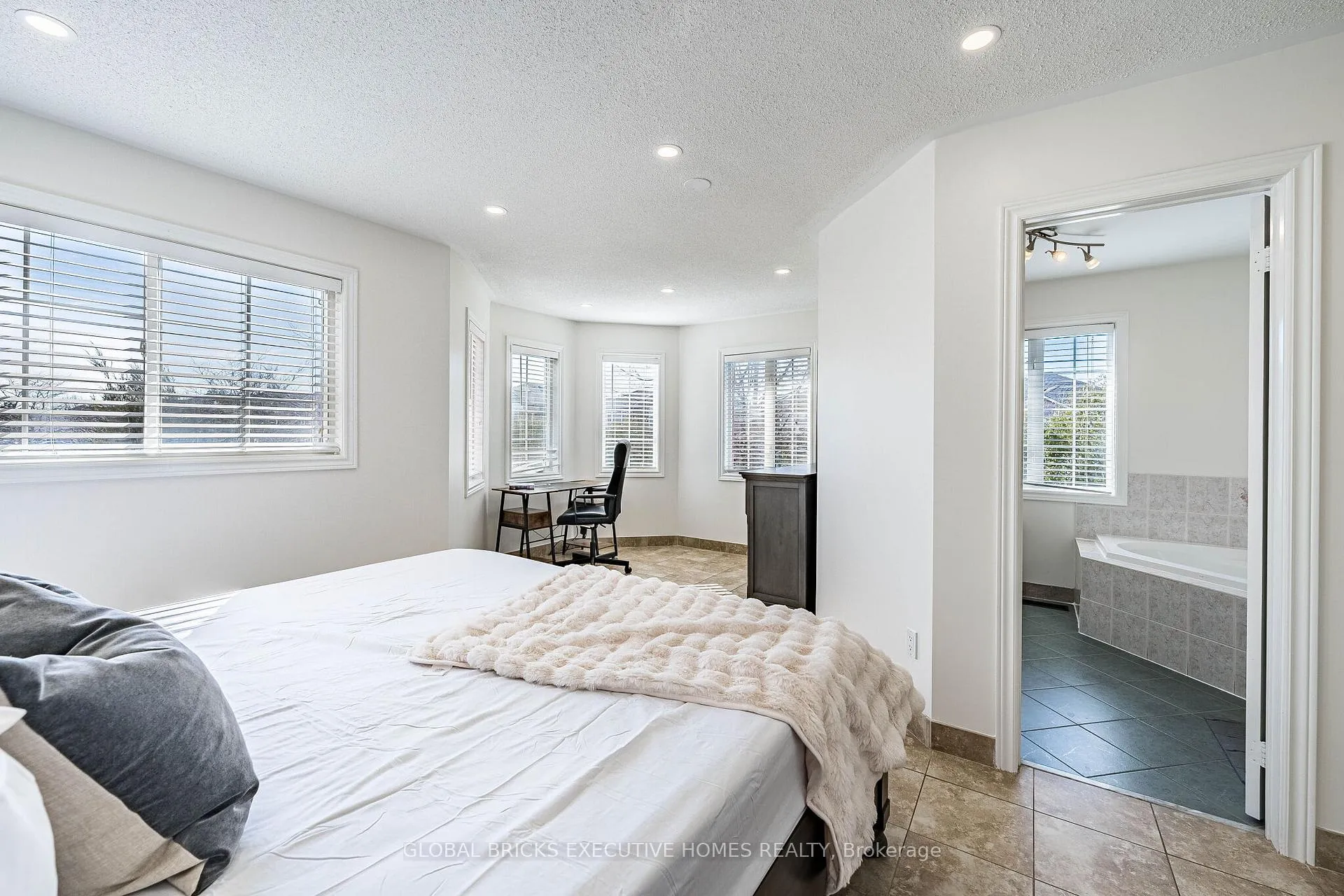 Photo 31 of 40 Hubert corless Drive S, Caledon, Bolton East — HOMEH